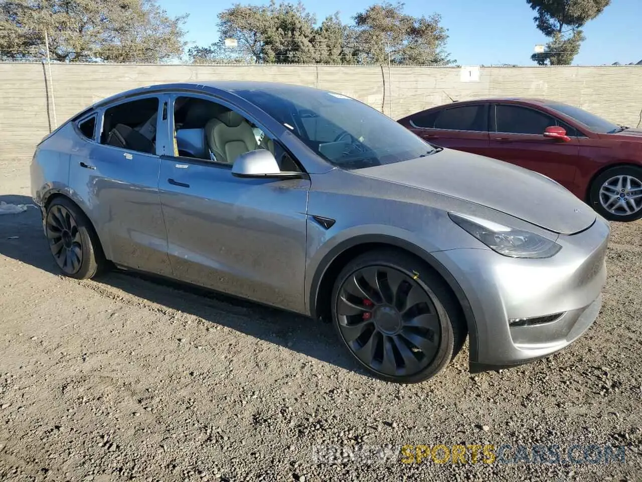4 Photograph of a damaged car 7SAYGDEF0RA292511 TESLA MODEL Y 2024