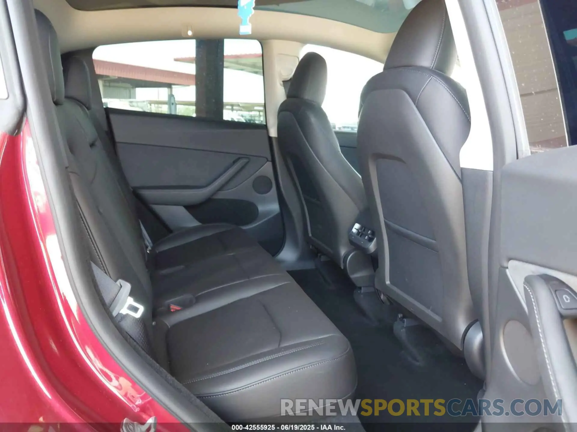 8 Photograph of a damaged car 7SAYGDEF0RF048313 TESLA MODEL Y 2024