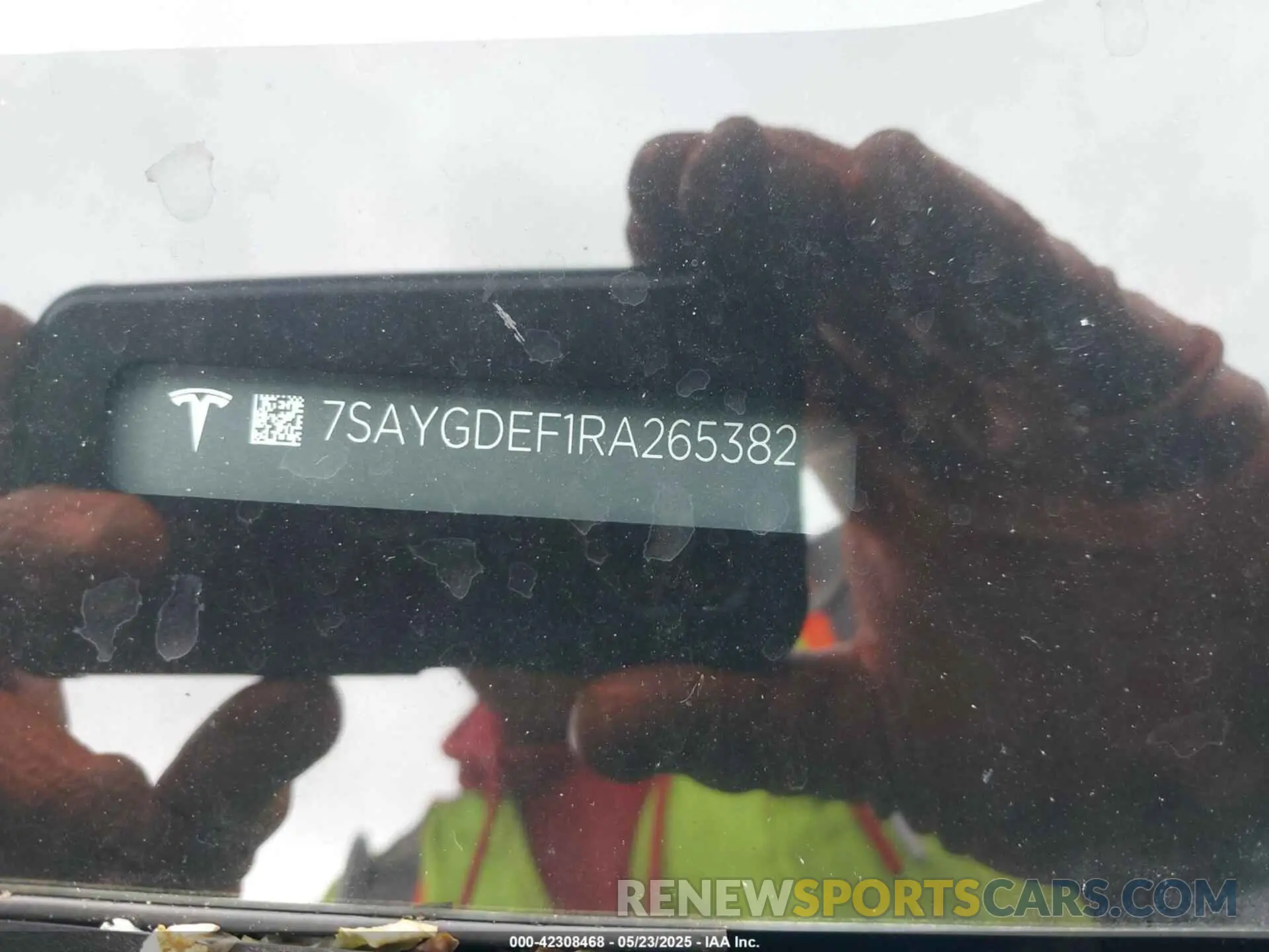 19 Photograph of a damaged car 7SAYGDEF1RA265382 TESLA MODEL Y 2024