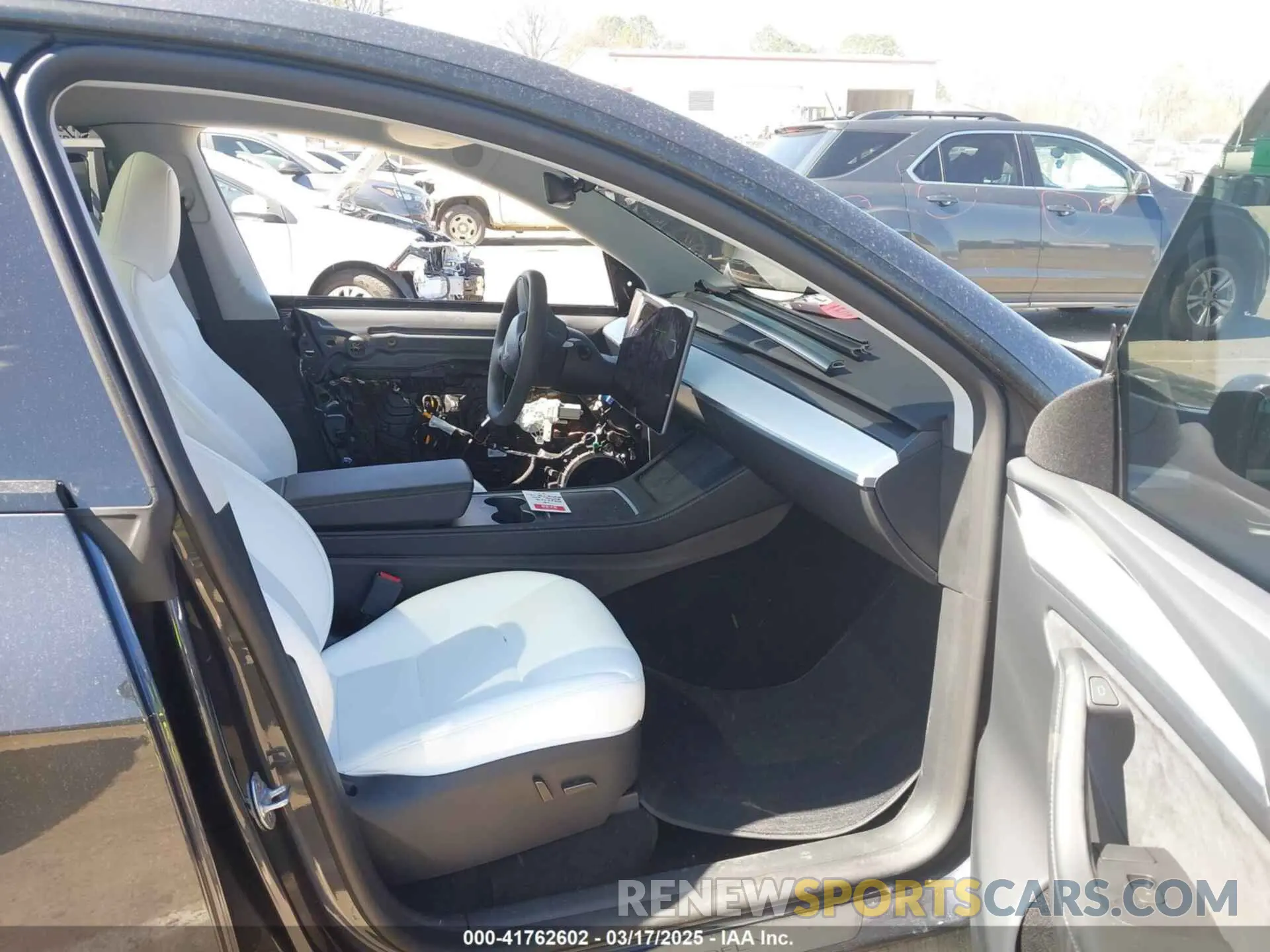 5 Photograph of a damaged car 7SAYGDEF1RA329825 TESLA MODEL Y 2024