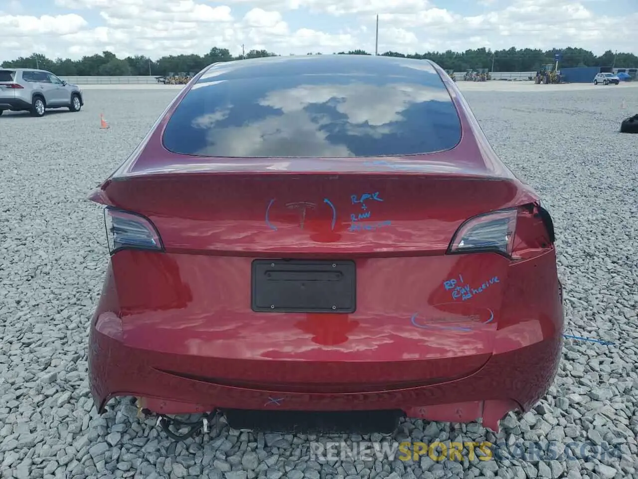 6 Photograph of a damaged car 7SAYGDEF1RF052175 TESLA MODEL Y 2024