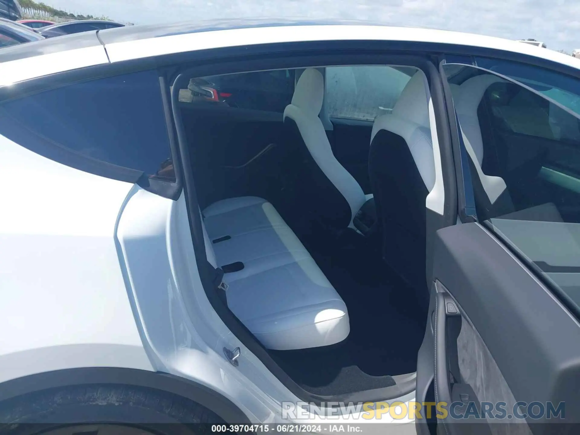 8 Photograph of a damaged car 7SAYGDEF2RA268971 TESLA MODEL Y 2024