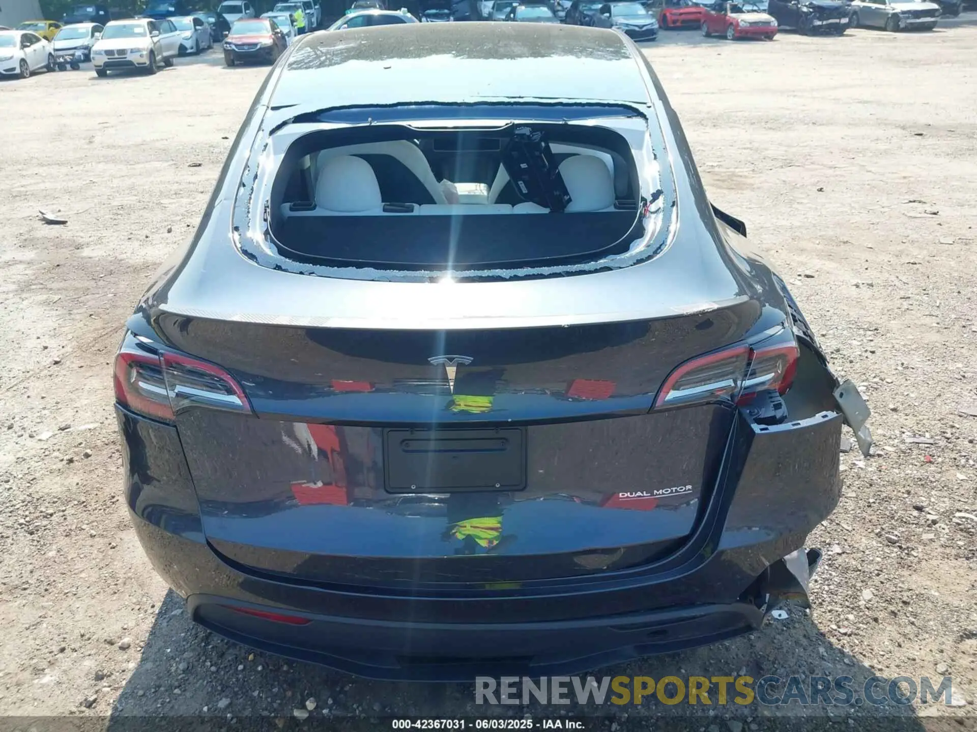 15 Photograph of a damaged car 7SAYGDEF3RA312959 TESLA MODEL Y 2024