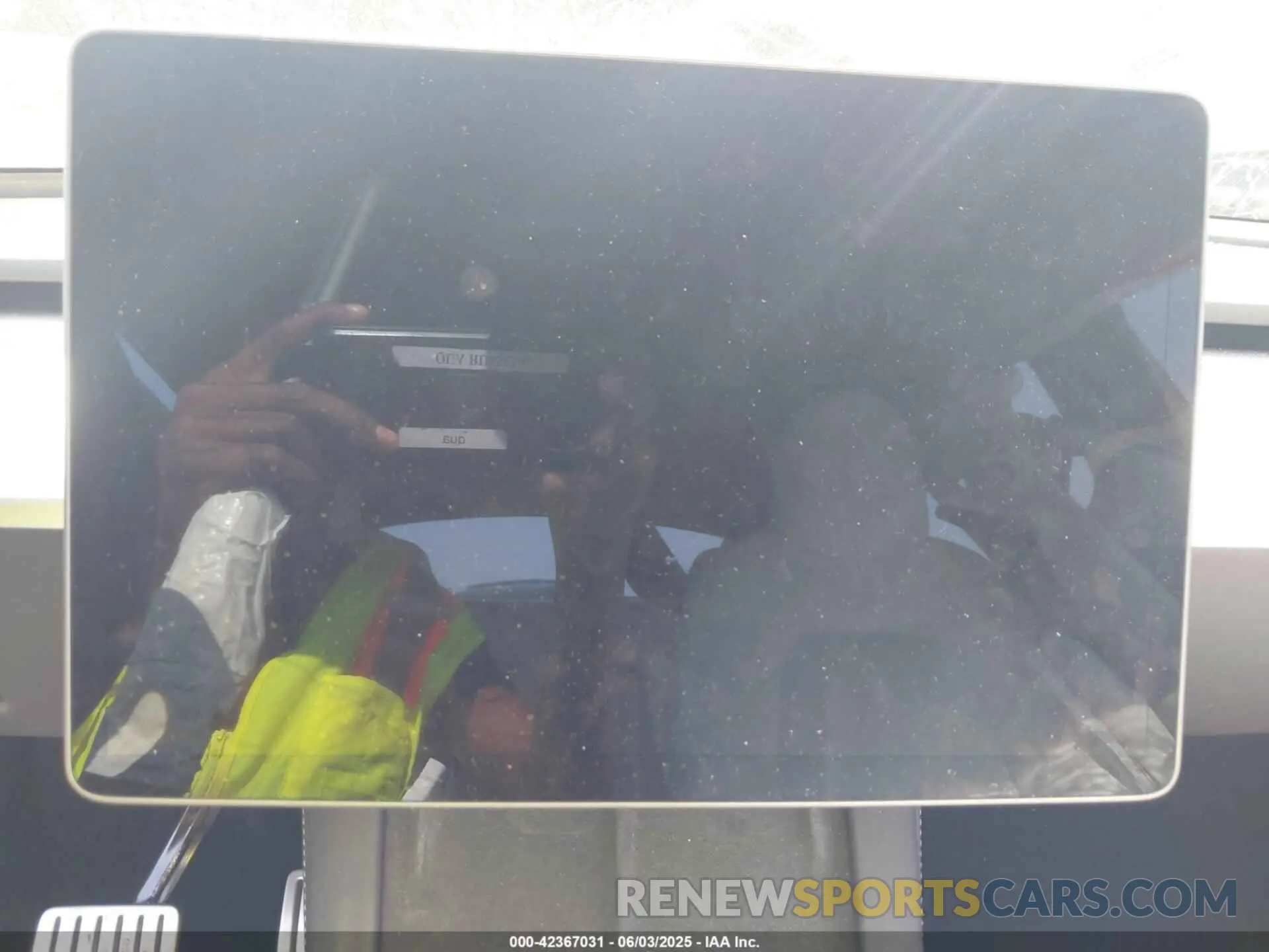 16 Photograph of a damaged car 7SAYGDEF3RA312959 TESLA MODEL Y 2024