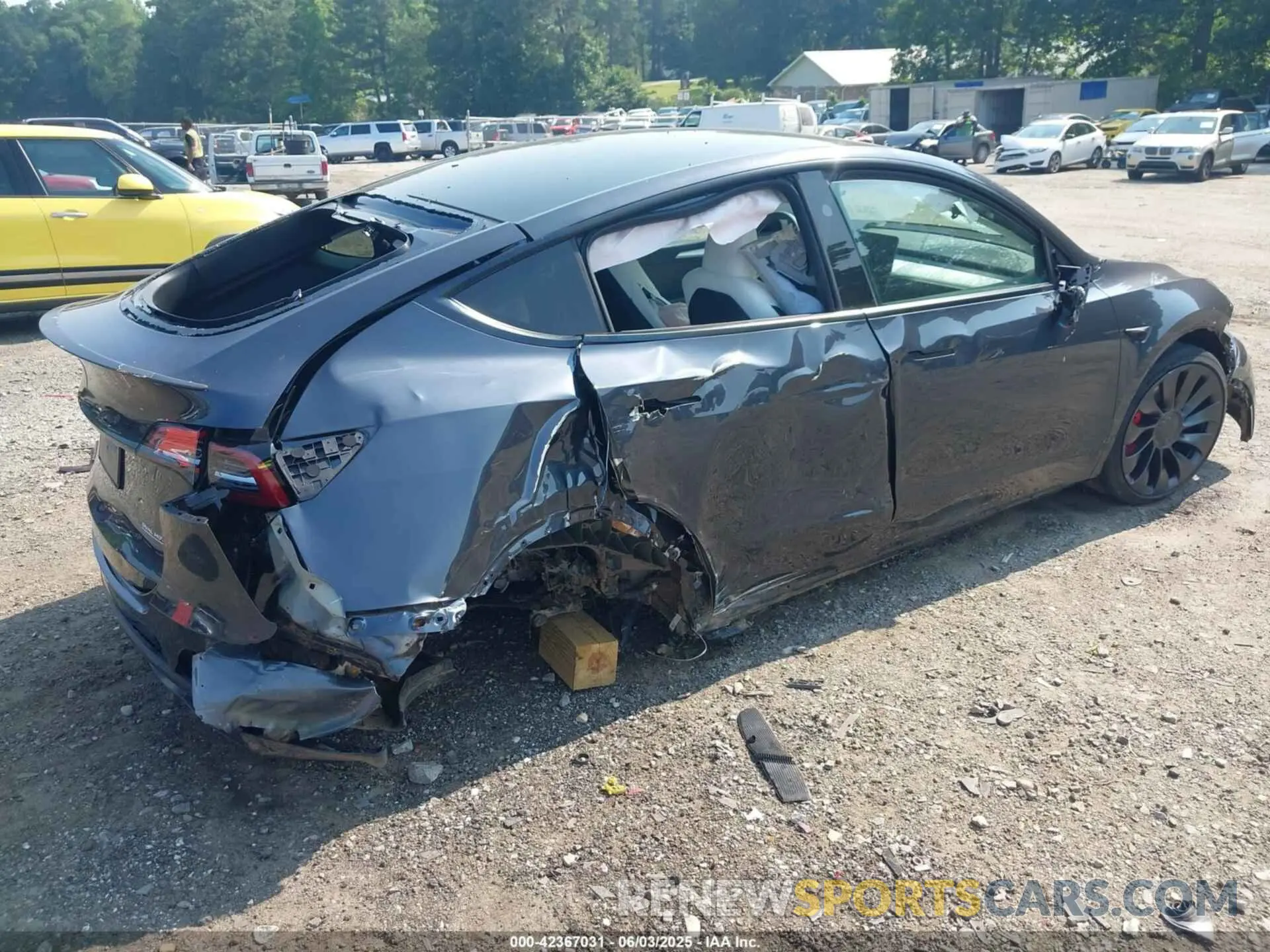 4 Photograph of a damaged car 7SAYGDEF3RA312959 TESLA MODEL Y 2024