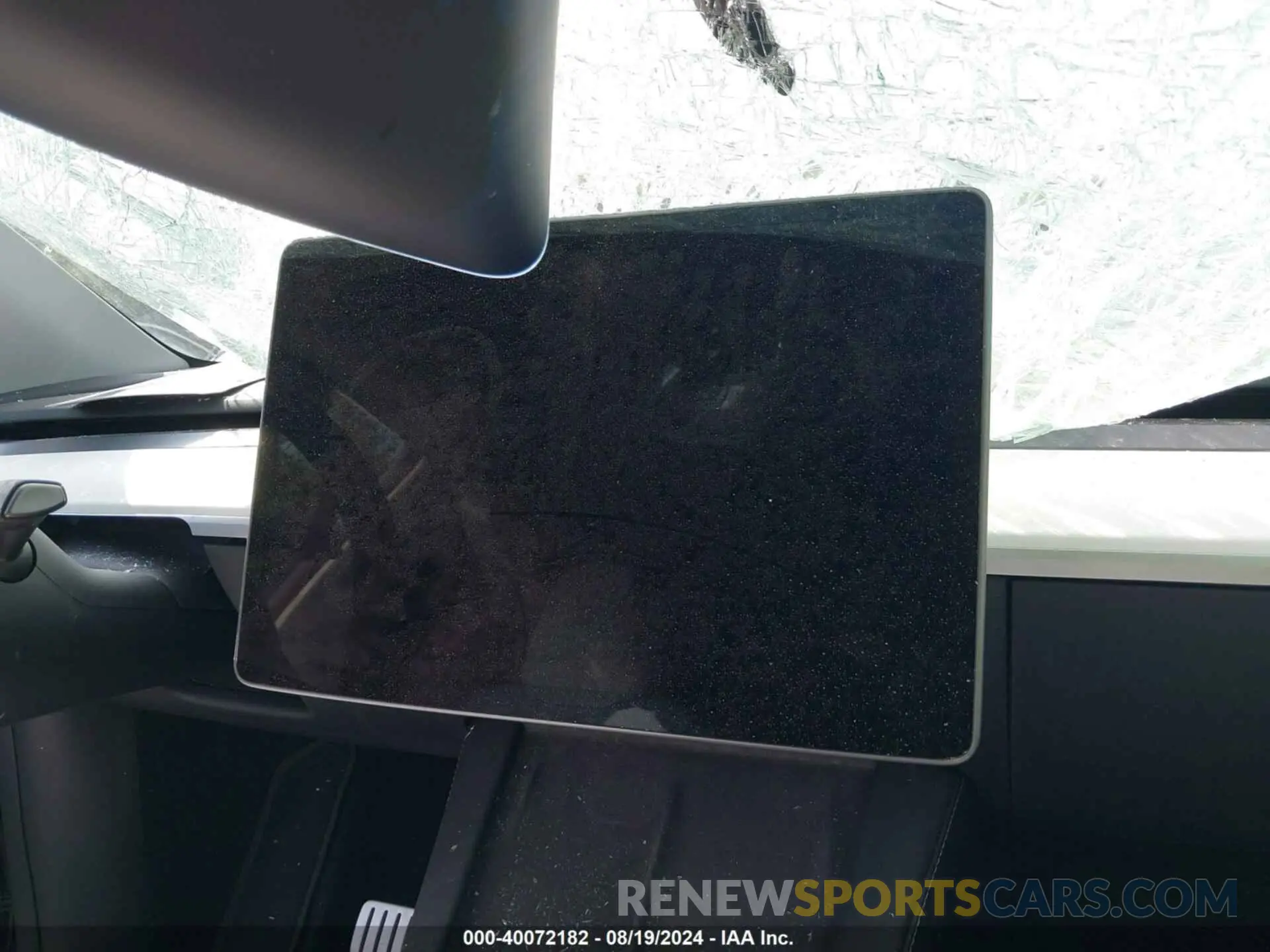 17 Photograph of a damaged car 7SAYGDEF3RF022885 TESLA MODEL Y 2024