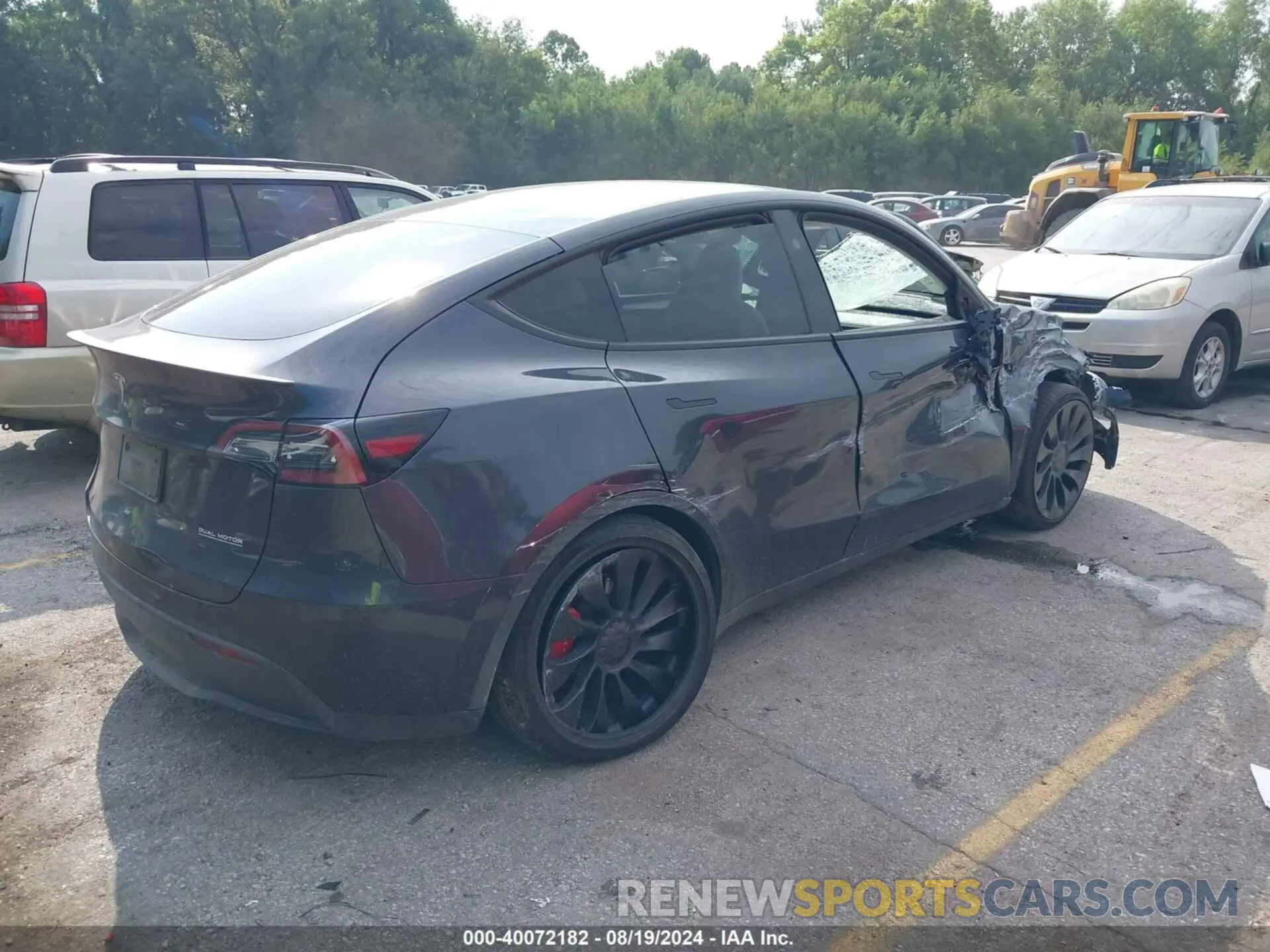 4 Photograph of a damaged car 7SAYGDEF3RF022885 TESLA MODEL Y 2024