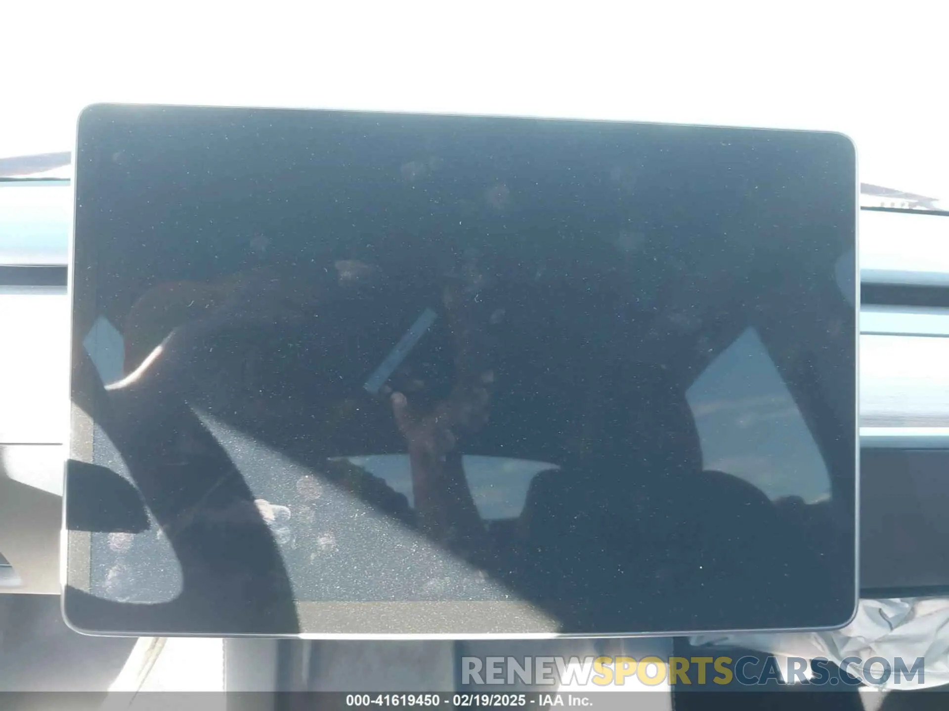 16 Photograph of a damaged car 7SAYGDEF3RF032980 TESLA MODEL Y 2024
