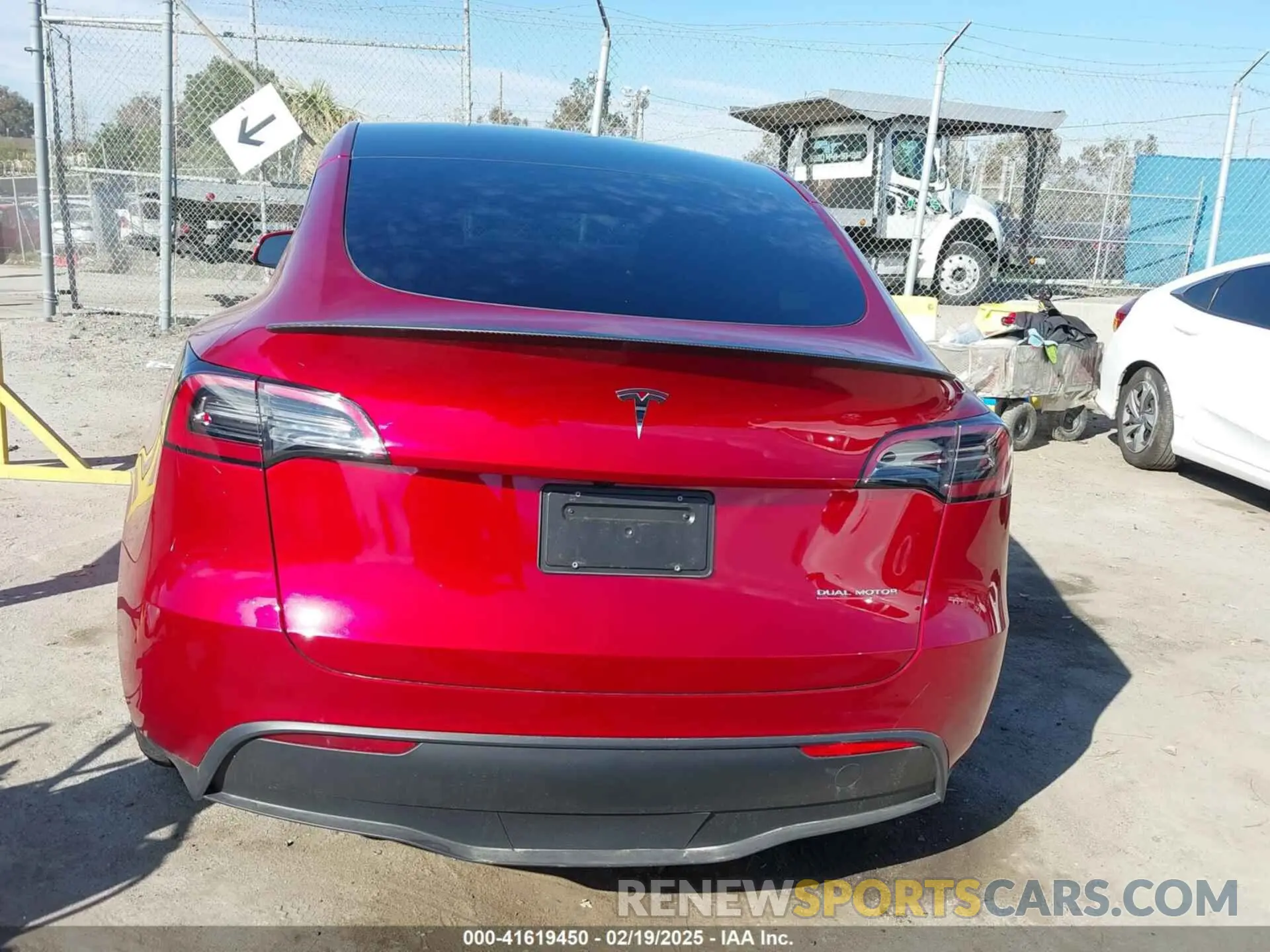 17 Photograph of a damaged car 7SAYGDEF3RF032980 TESLA MODEL Y 2024