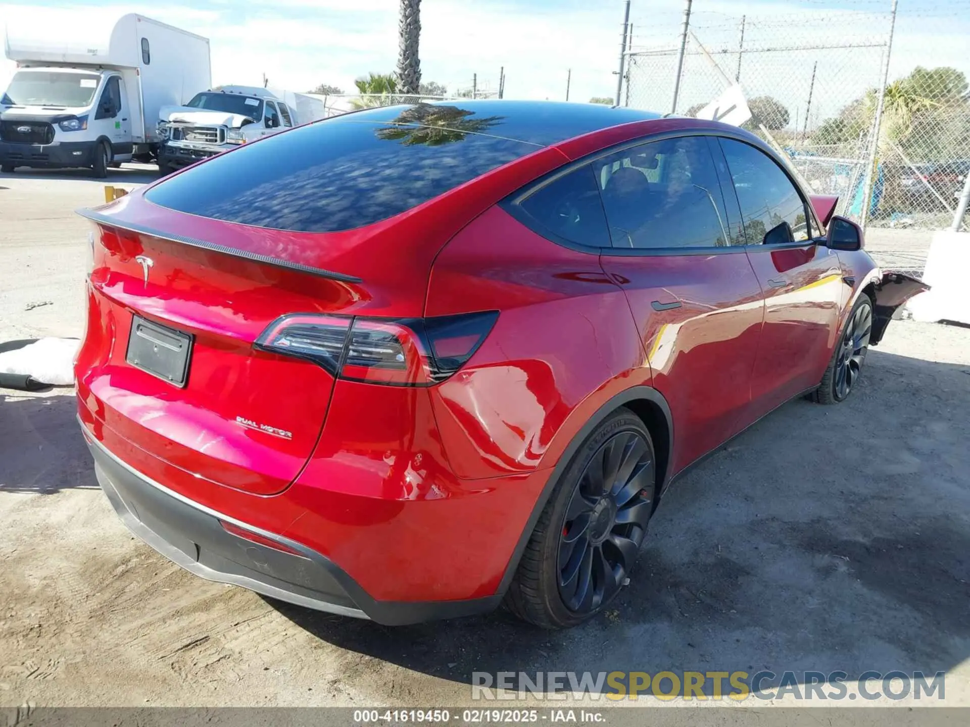 4 Photograph of a damaged car 7SAYGDEF3RF032980 TESLA MODEL Y 2024