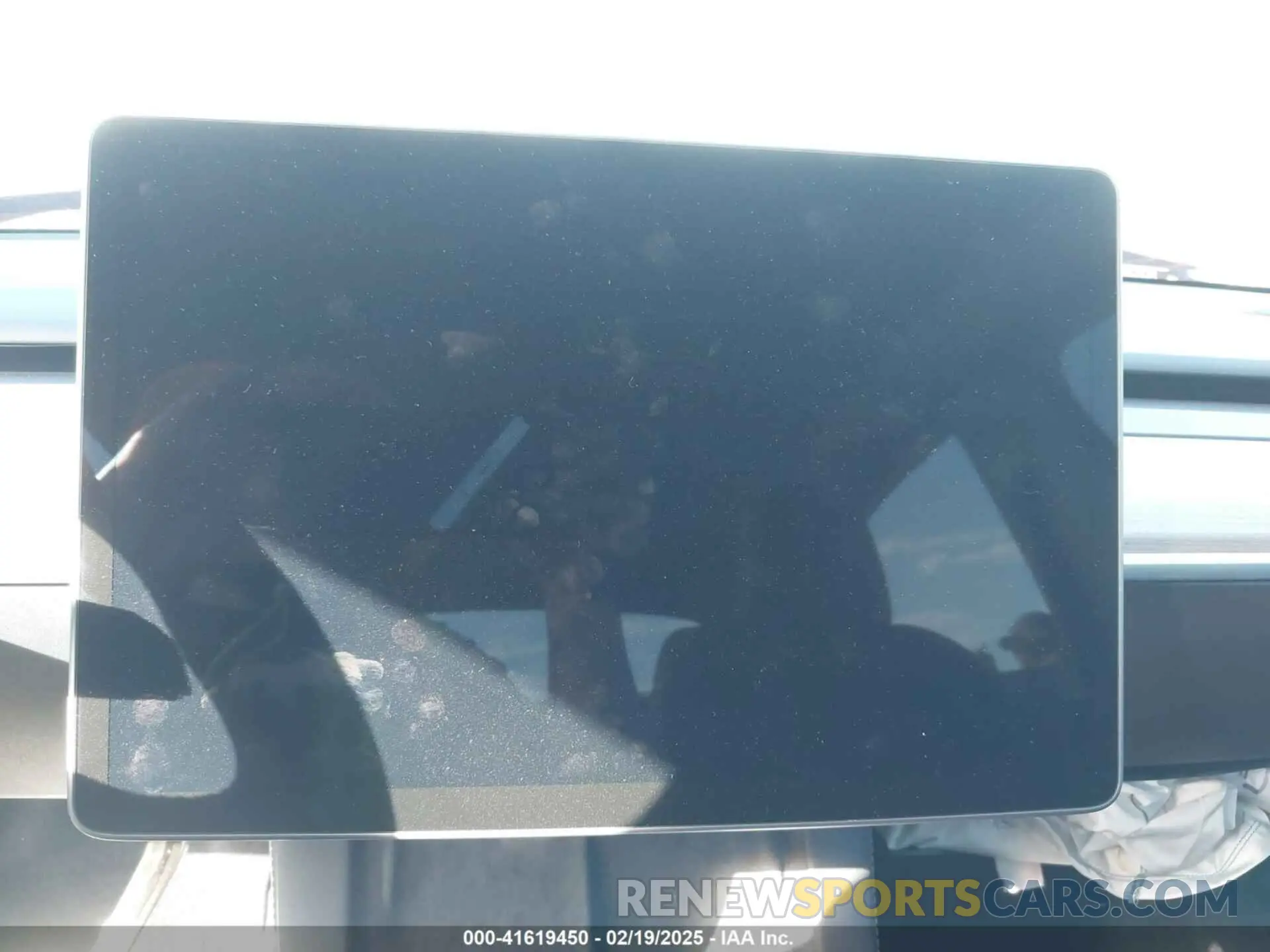 7 Photograph of a damaged car 7SAYGDEF3RF032980 TESLA MODEL Y 2024