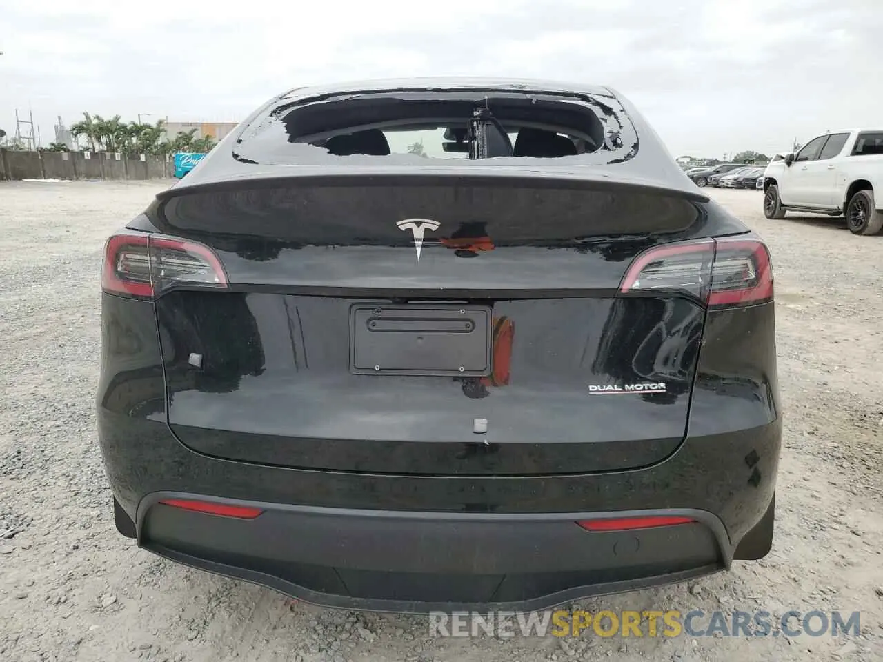 6 Photograph of a damaged car 7SAYGDEF4RA310704 TESLA MODEL Y 2024
