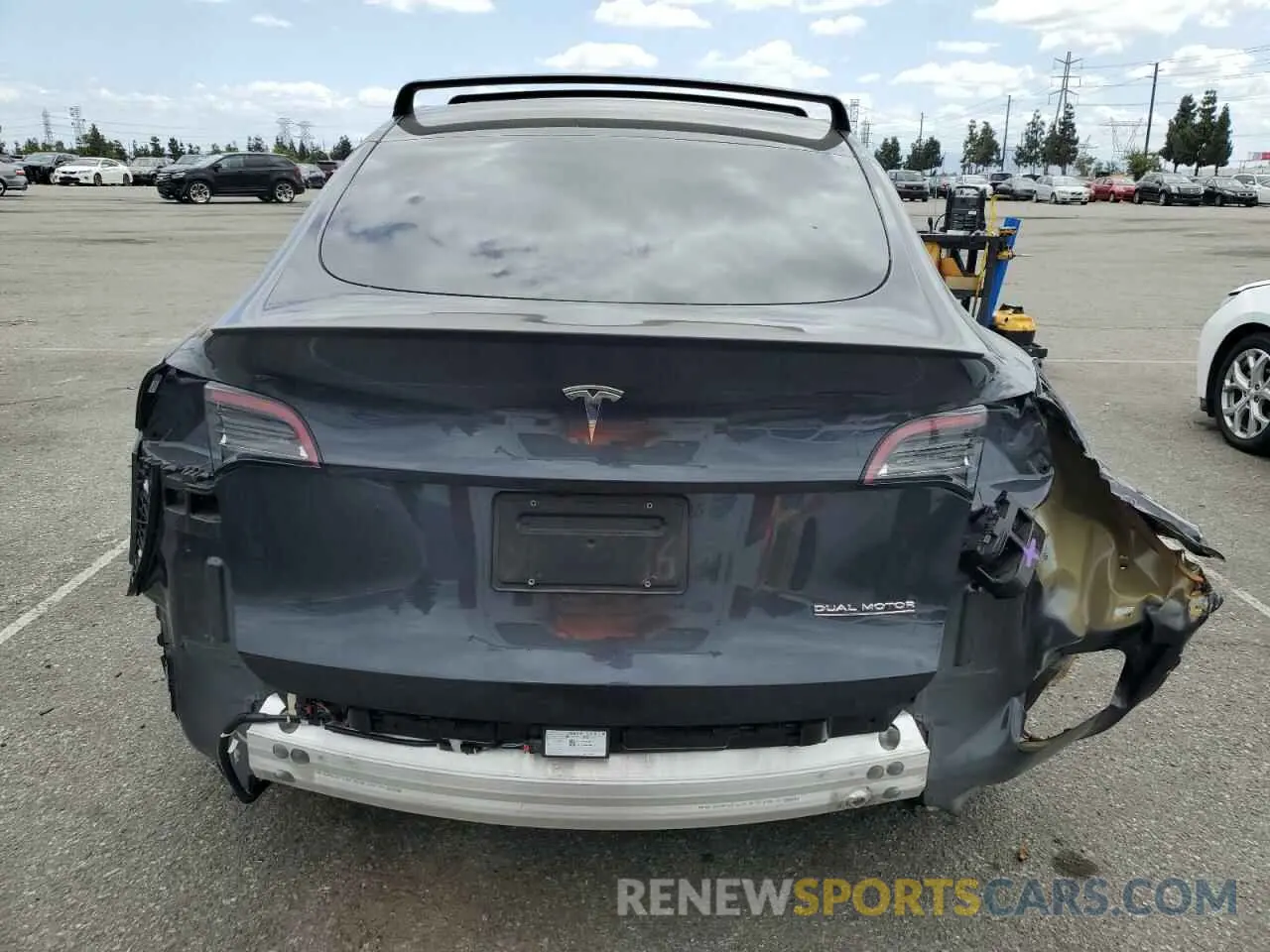 6 Photograph of a damaged car 7SAYGDEF4RF093058 TESLA MODEL Y 2024
