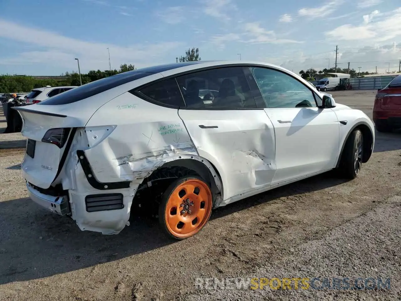 3 Photograph of a damaged car 7SAYGDEF5RA294156 TESLA MODEL Y 2024