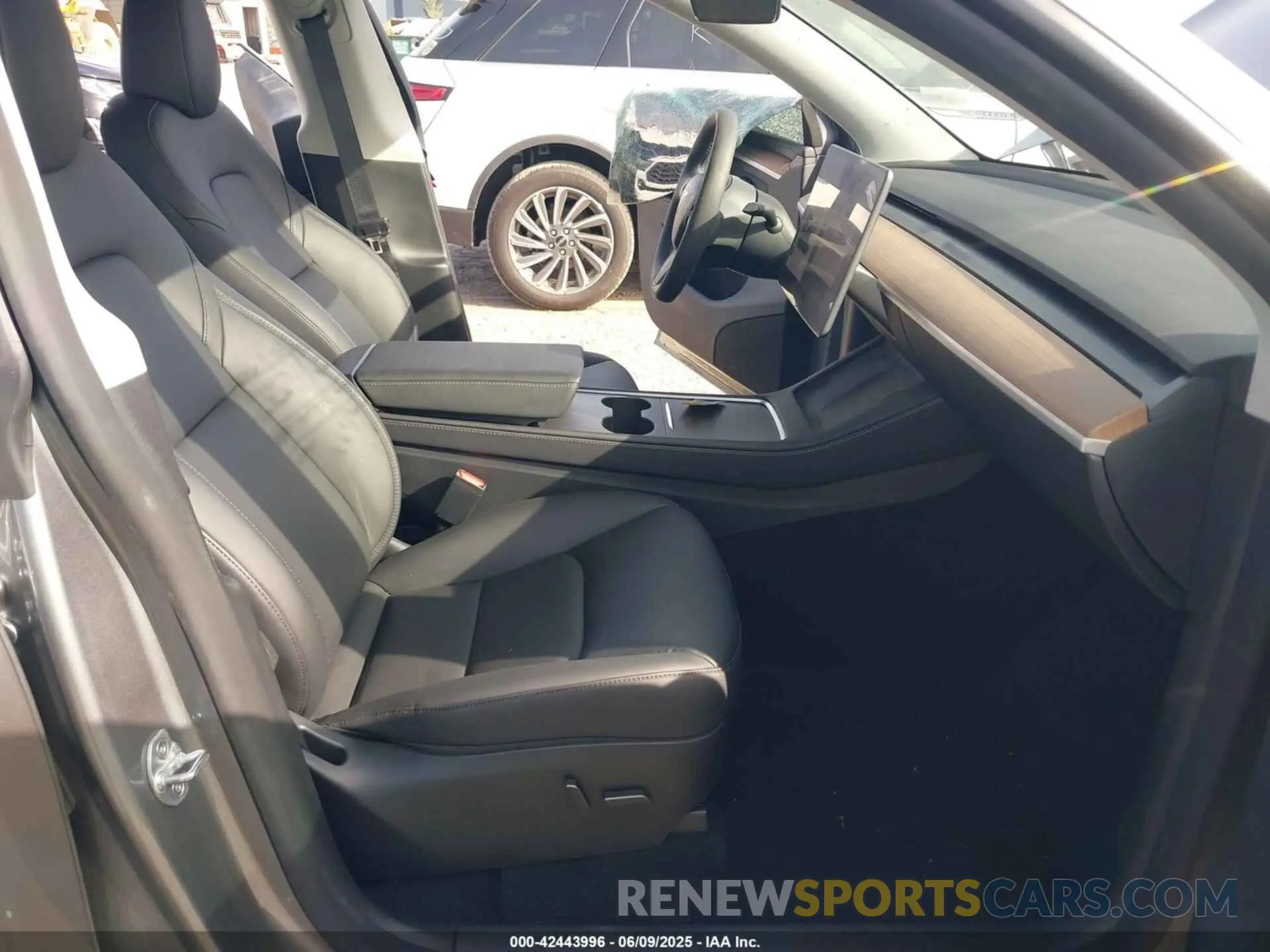 5 Photograph of a damaged car 7SAYGDEF5RA294237 TESLA MODEL Y 2024