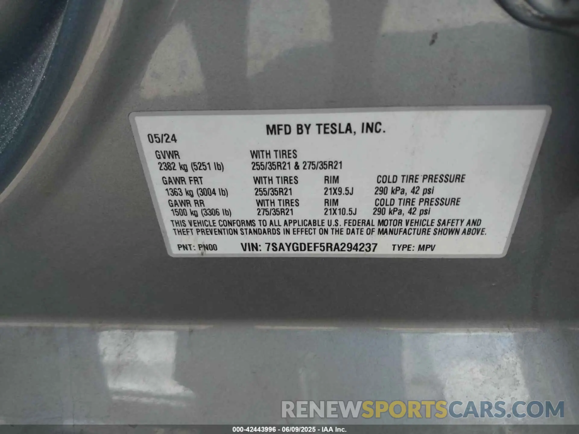 9 Photograph of a damaged car 7SAYGDEF5RA294237 TESLA MODEL Y 2024