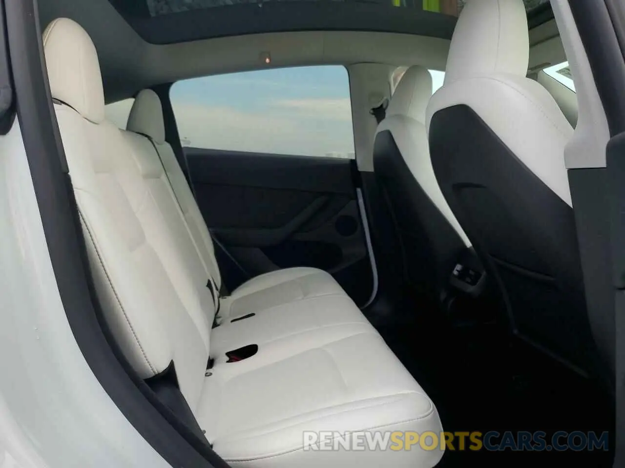 10 Photograph of a damaged car 7SAYGDEF5RF046511 TESLA MODEL Y 2024