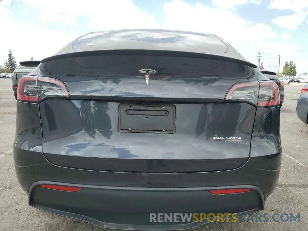 6 Photograph of a damaged car 7SAYGDEF5RF125127 TESLA MODEL Y 2024
