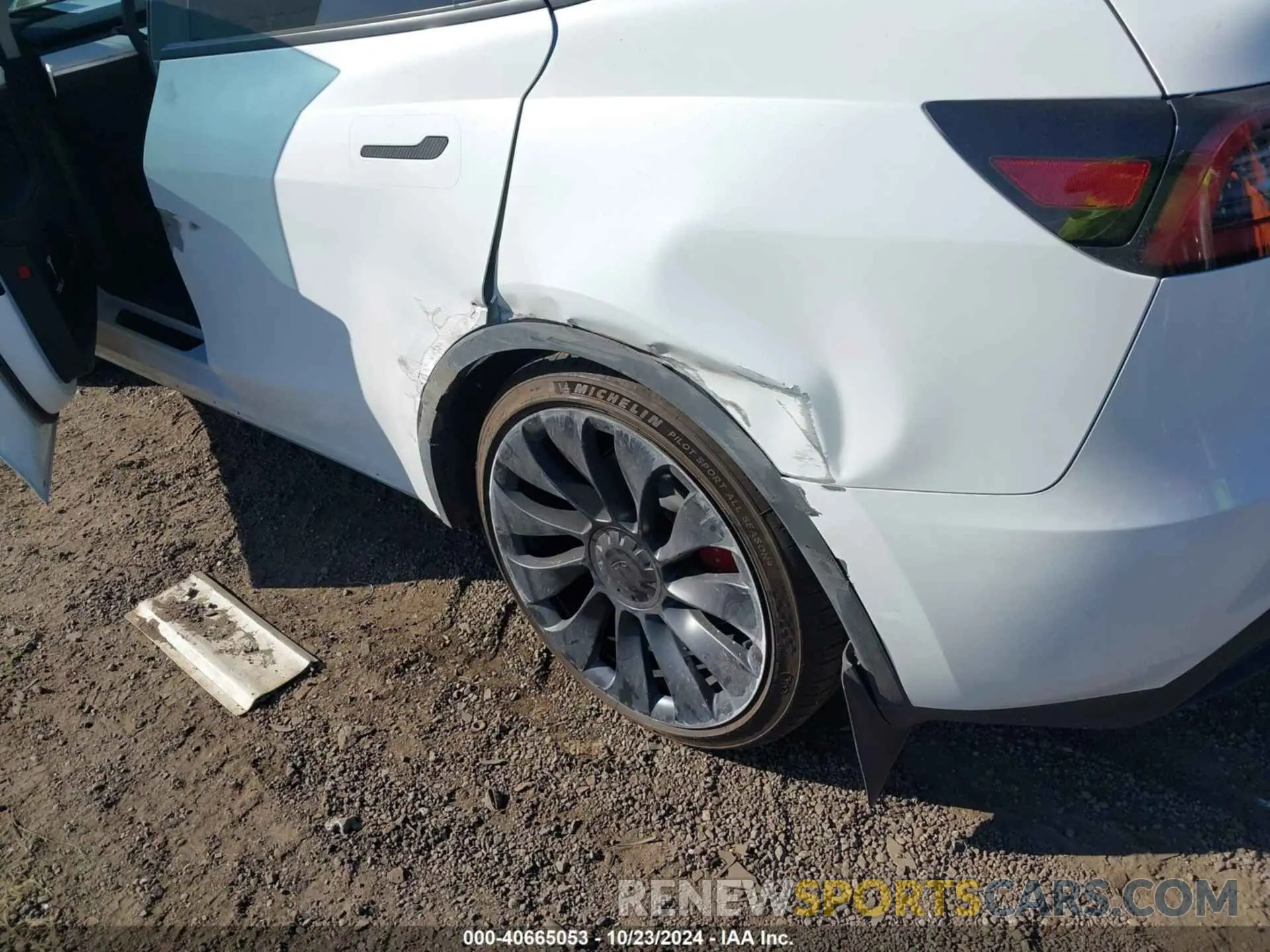 24 Photograph of a damaged car 7SAYGDEF6RA262221 TESLA MODEL Y 2024