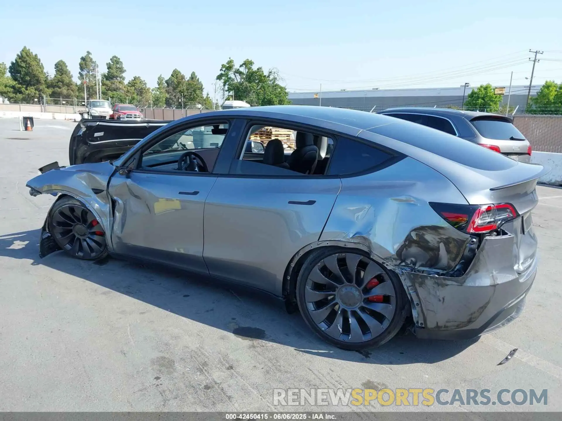 3 Photograph of a damaged car 7SAYGDEF6RF121667 TESLA MODEL Y 2024