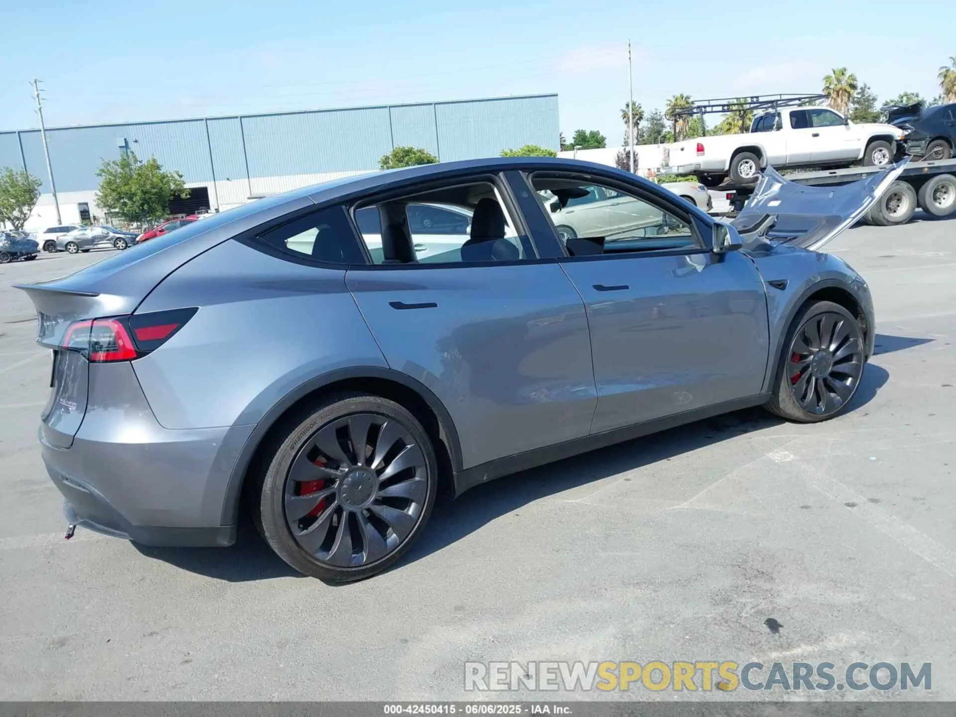 4 Photograph of a damaged car 7SAYGDEF6RF121667 TESLA MODEL Y 2024