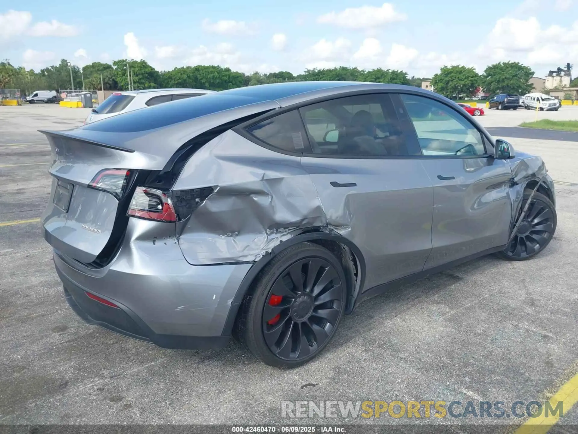 4 Photograph of a damaged car 7SAYGDEF7RA296765 TESLA MODEL Y 2024