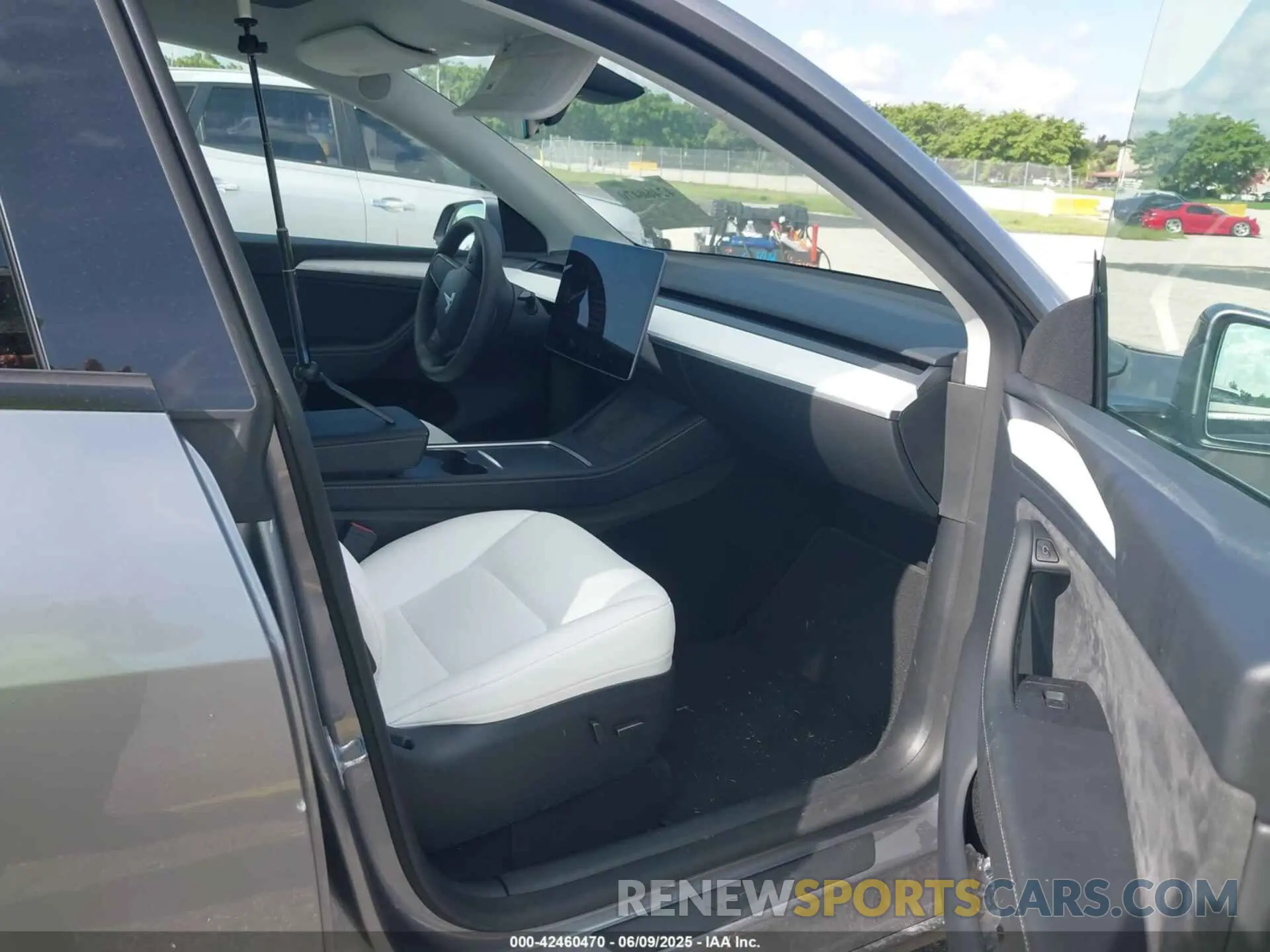5 Photograph of a damaged car 7SAYGDEF7RA296765 TESLA MODEL Y 2024