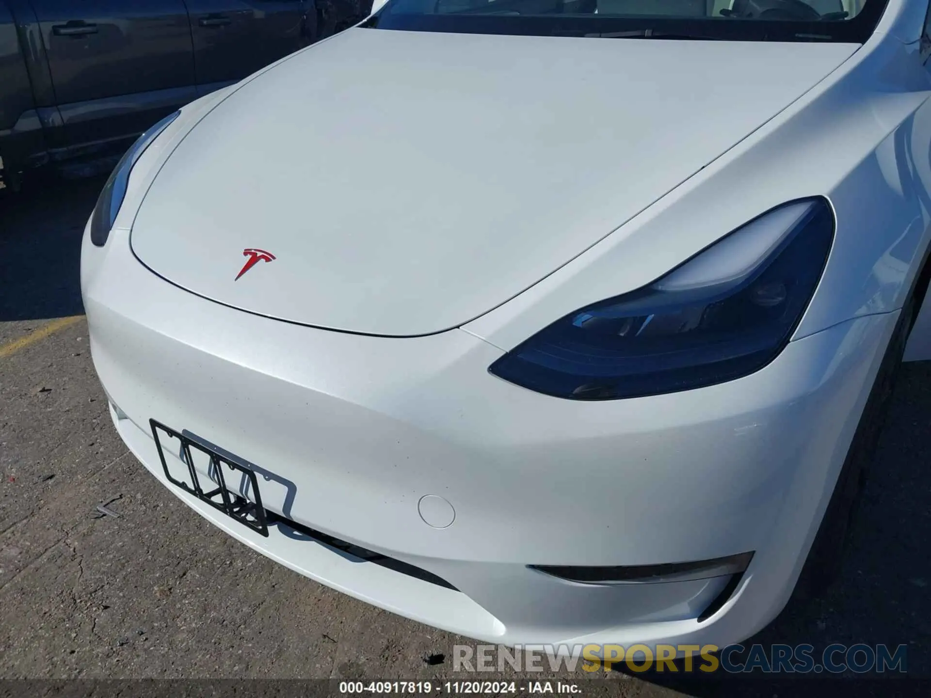 10 Photograph of a damaged car 7SAYGDEF7RA335483 TESLA MODEL Y 2024