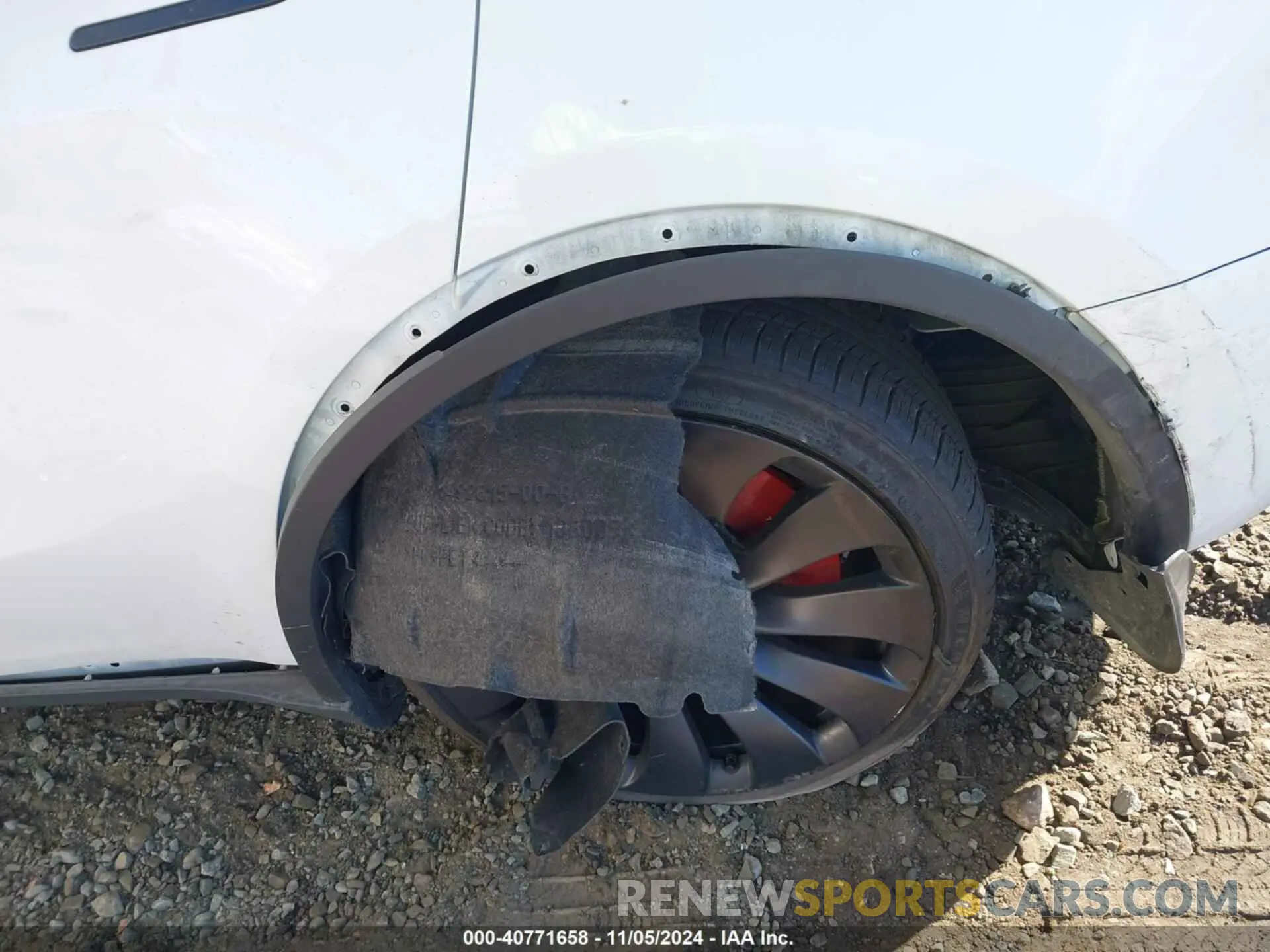 21 Photograph of a damaged car 7SAYGDEF7RF036501 TESLA MODEL Y 2024