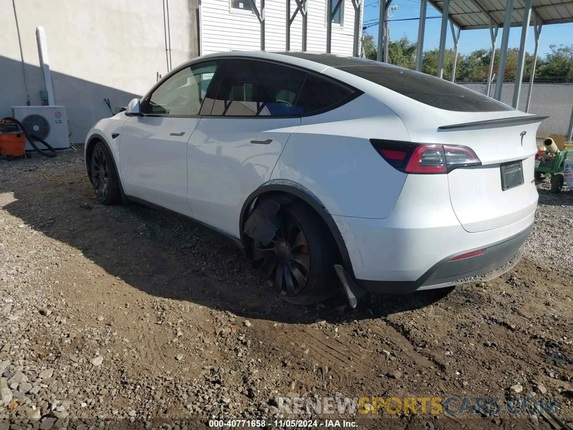 3 Photograph of a damaged car 7SAYGDEF7RF036501 TESLA MODEL Y 2024