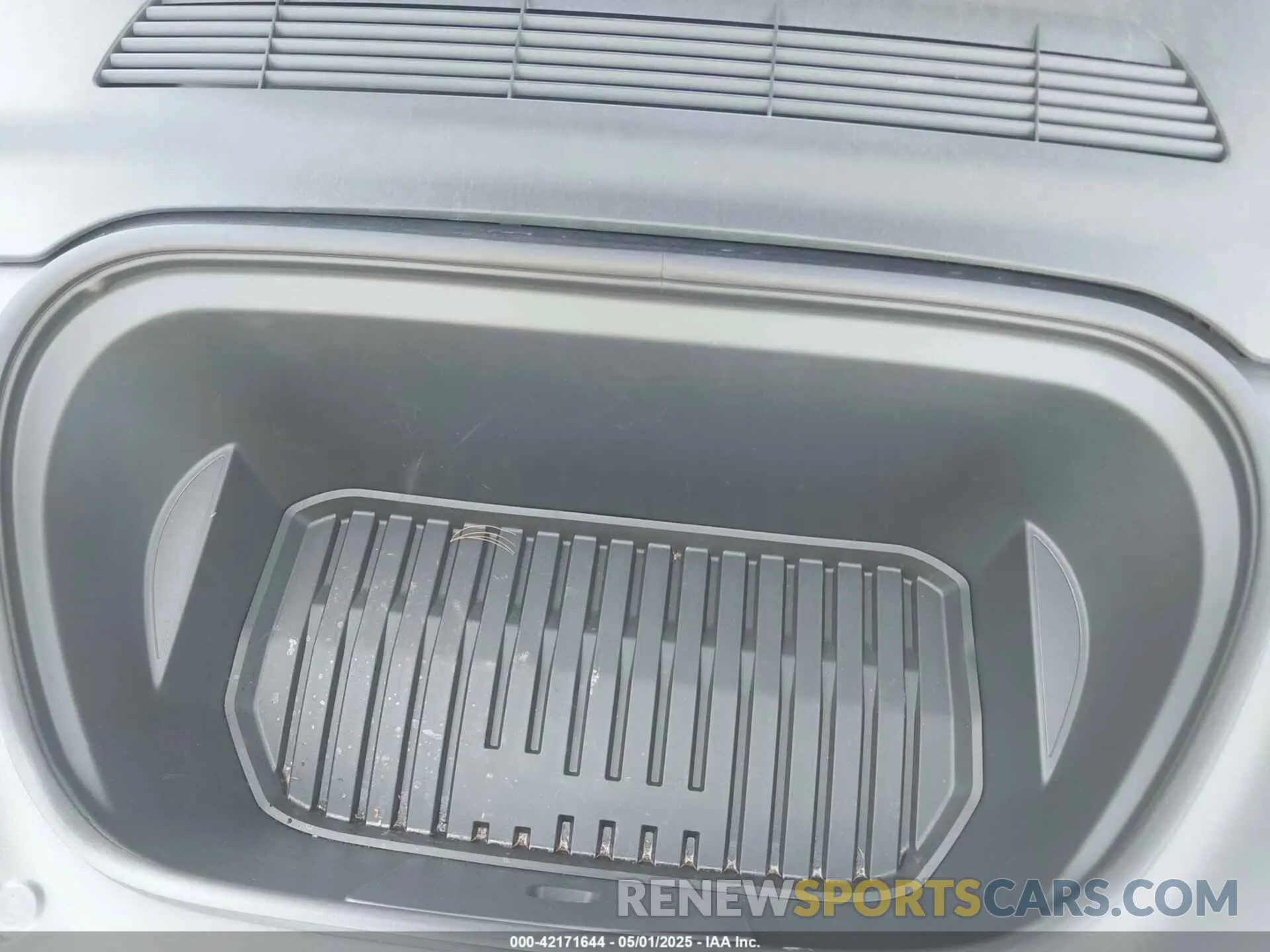 10 Photograph of a damaged car 7SAYGDEF8RA269459 TESLA MODEL Y 2024