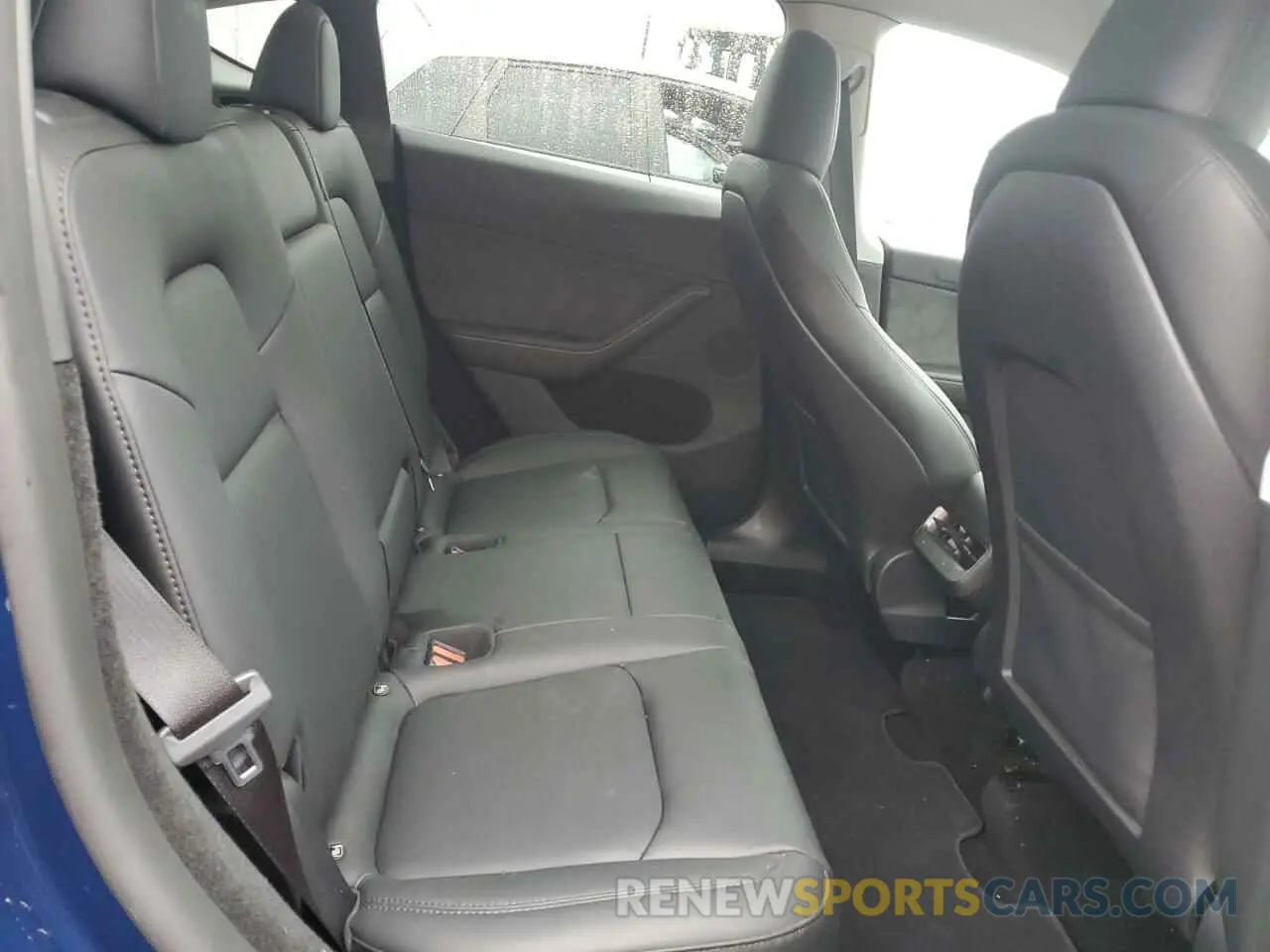 10 Photograph of a damaged car 7SAYGDEF8RA303514 TESLA MODEL Y 2024