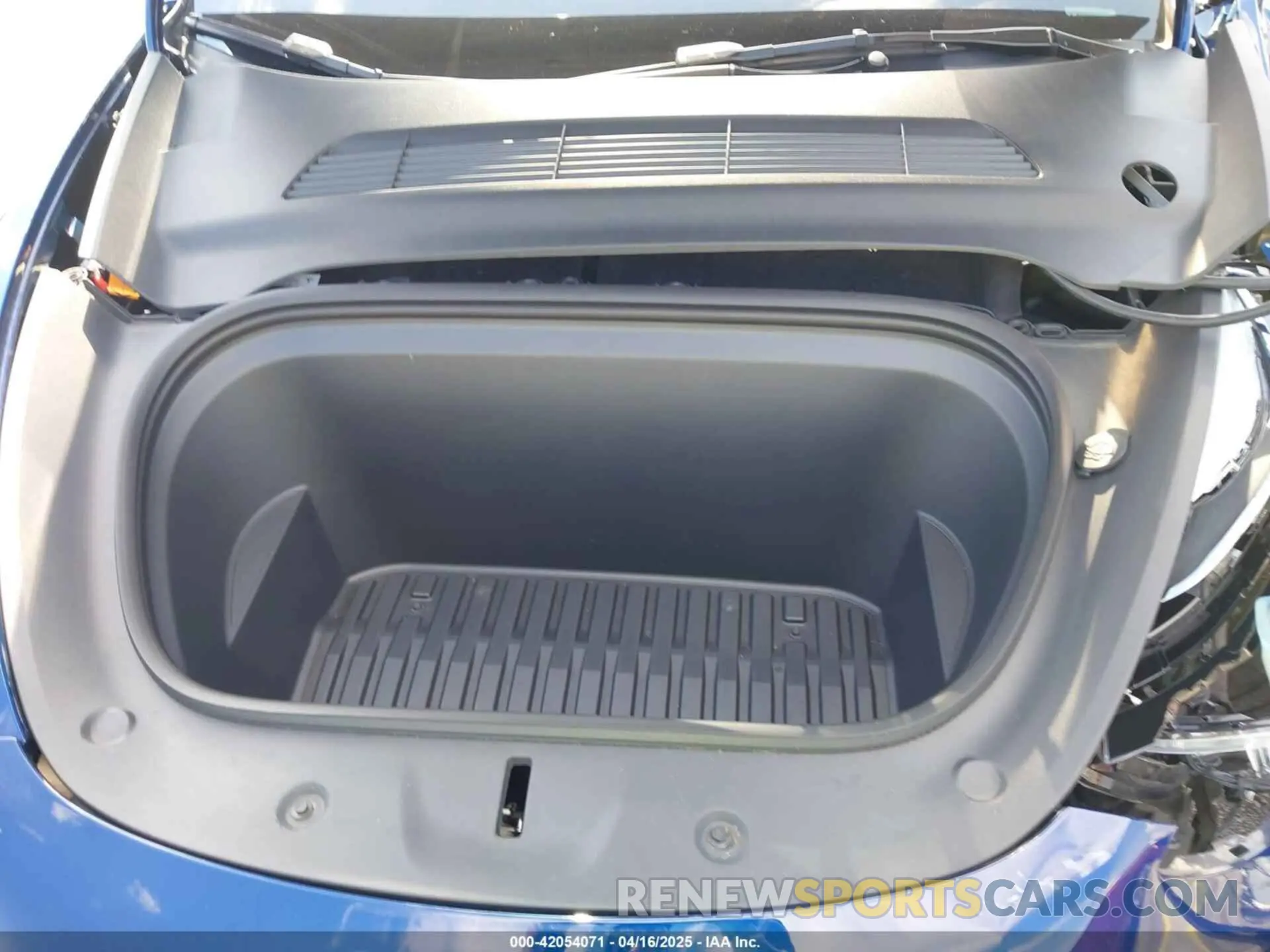 10 Photograph of a damaged car 7SAYGDEF9RA267204 TESLA MODEL Y 2024