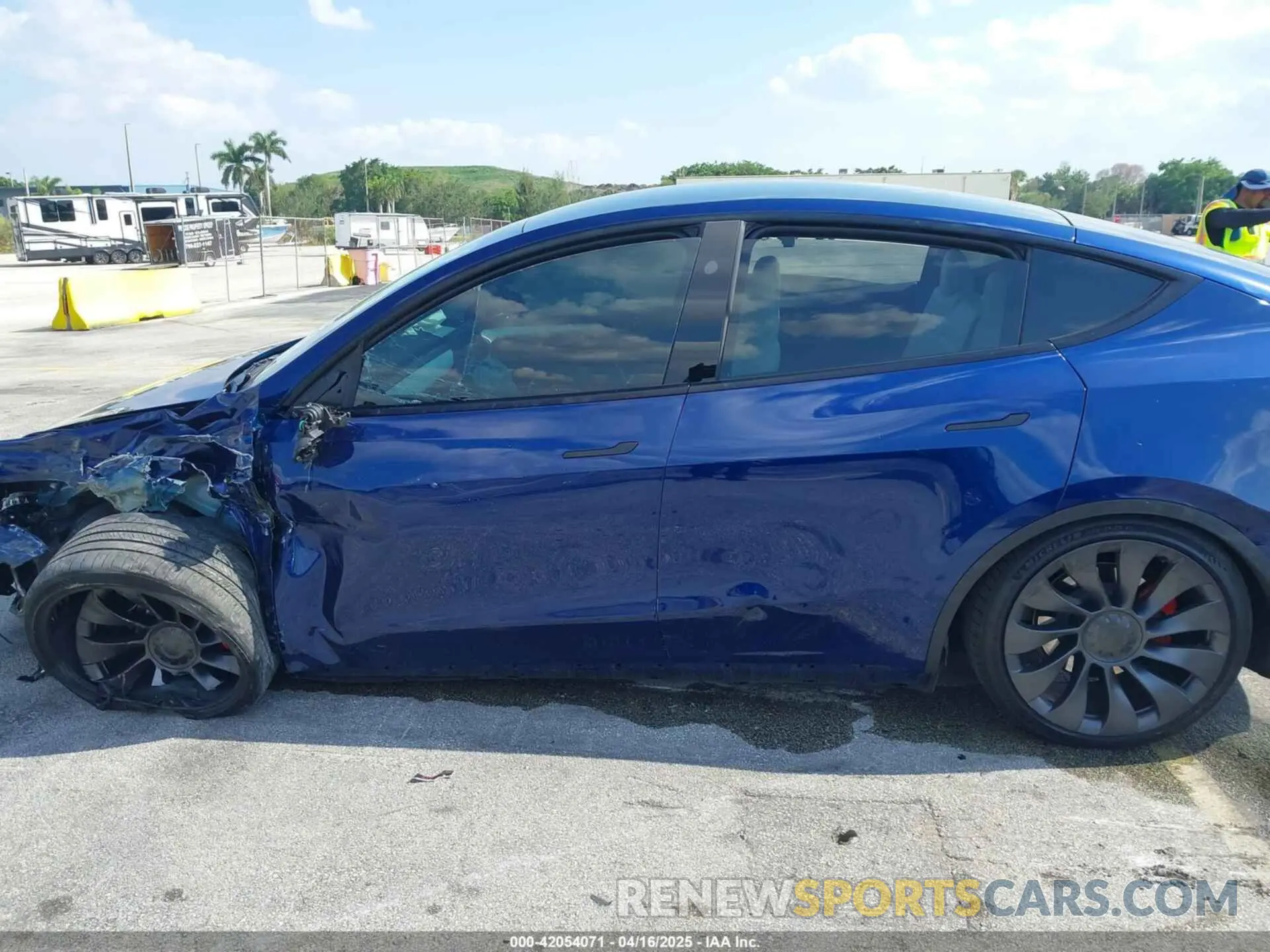 13 Photograph of a damaged car 7SAYGDEF9RA267204 TESLA MODEL Y 2024
