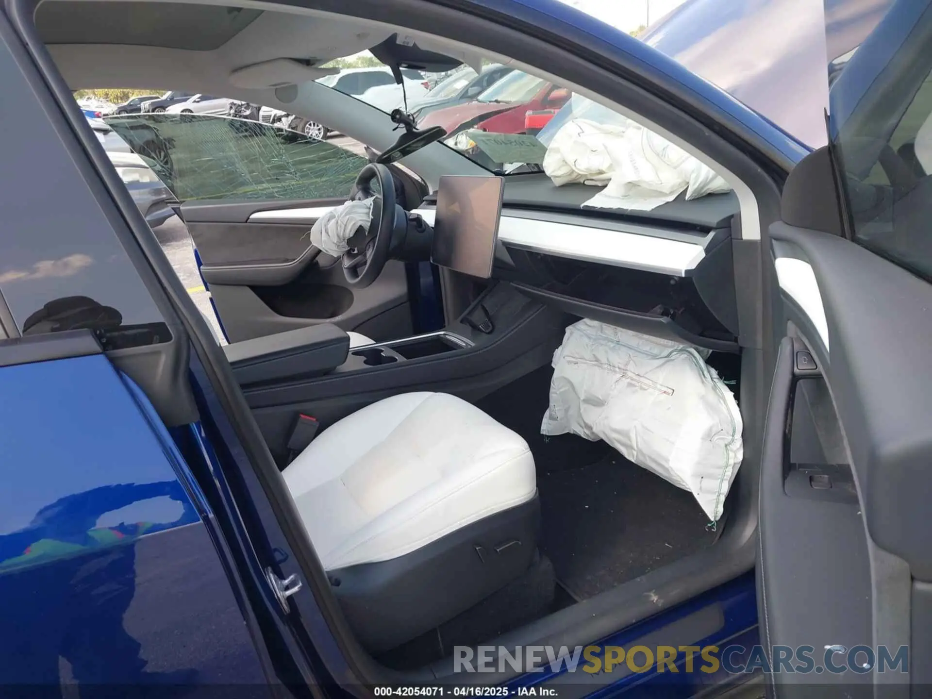 5 Photograph of a damaged car 7SAYGDEF9RA267204 TESLA MODEL Y 2024