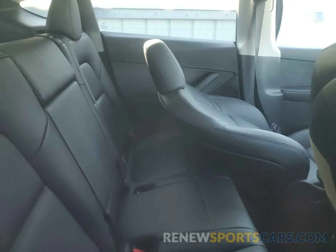 10 Photograph of a damaged car 7SAYGDEF9RF041554 TESLA MODEL Y 2024