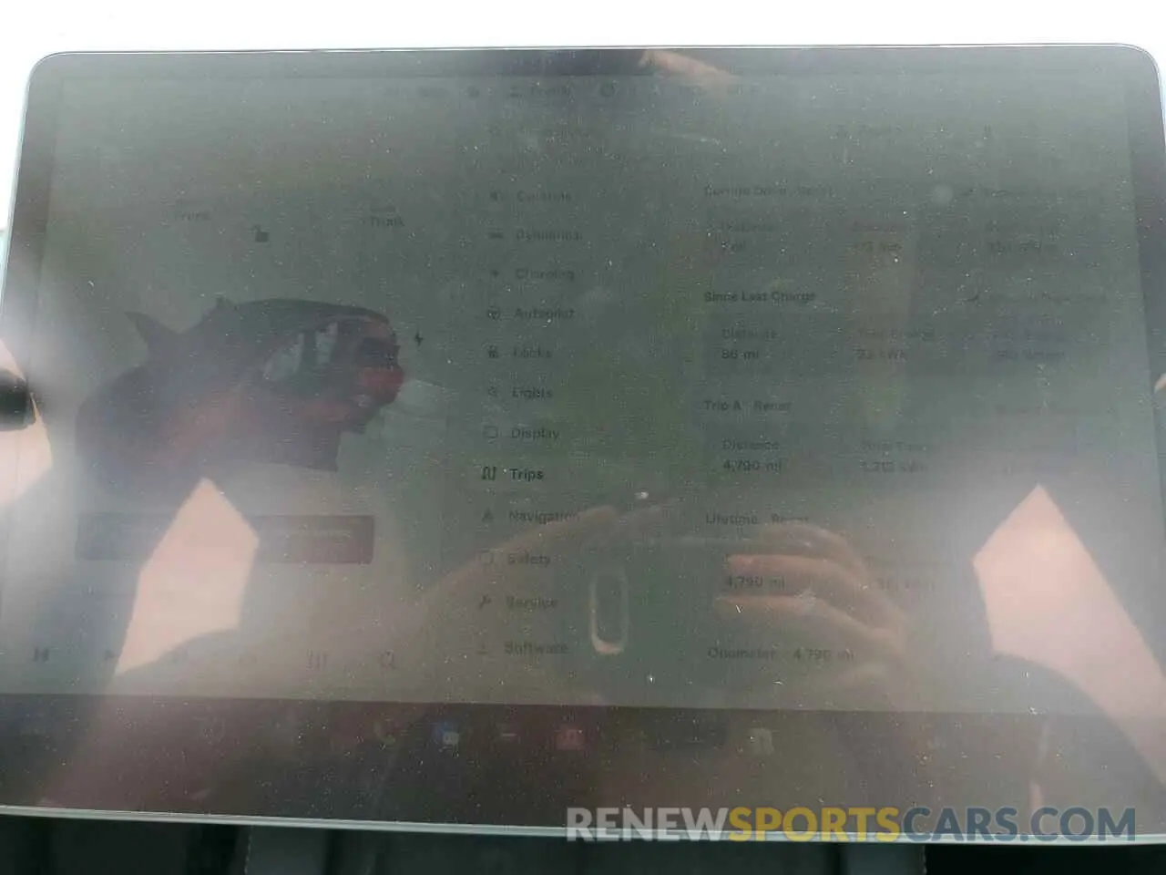 9 Photograph of a damaged car 7SAYGDEFXRA270046 TESLA MODEL Y 2024