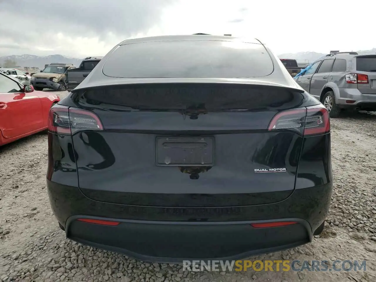 6 Photograph of a damaged car 7SAYGDEFXRF022186 TESLA MODEL Y 2024