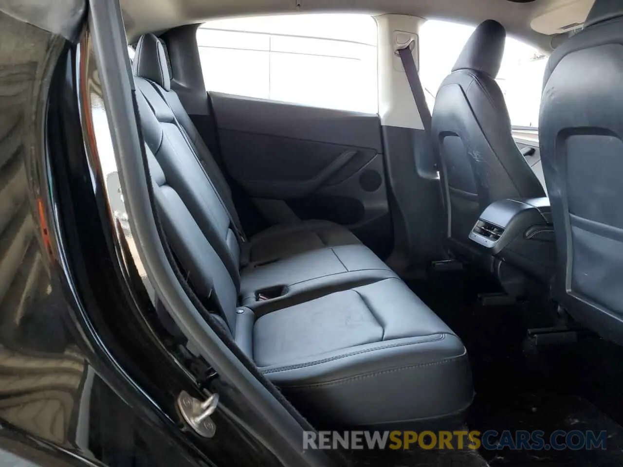 10 Photograph of a damaged car 7SAYGDEFXRF037934 TESLA MODEL Y 2024