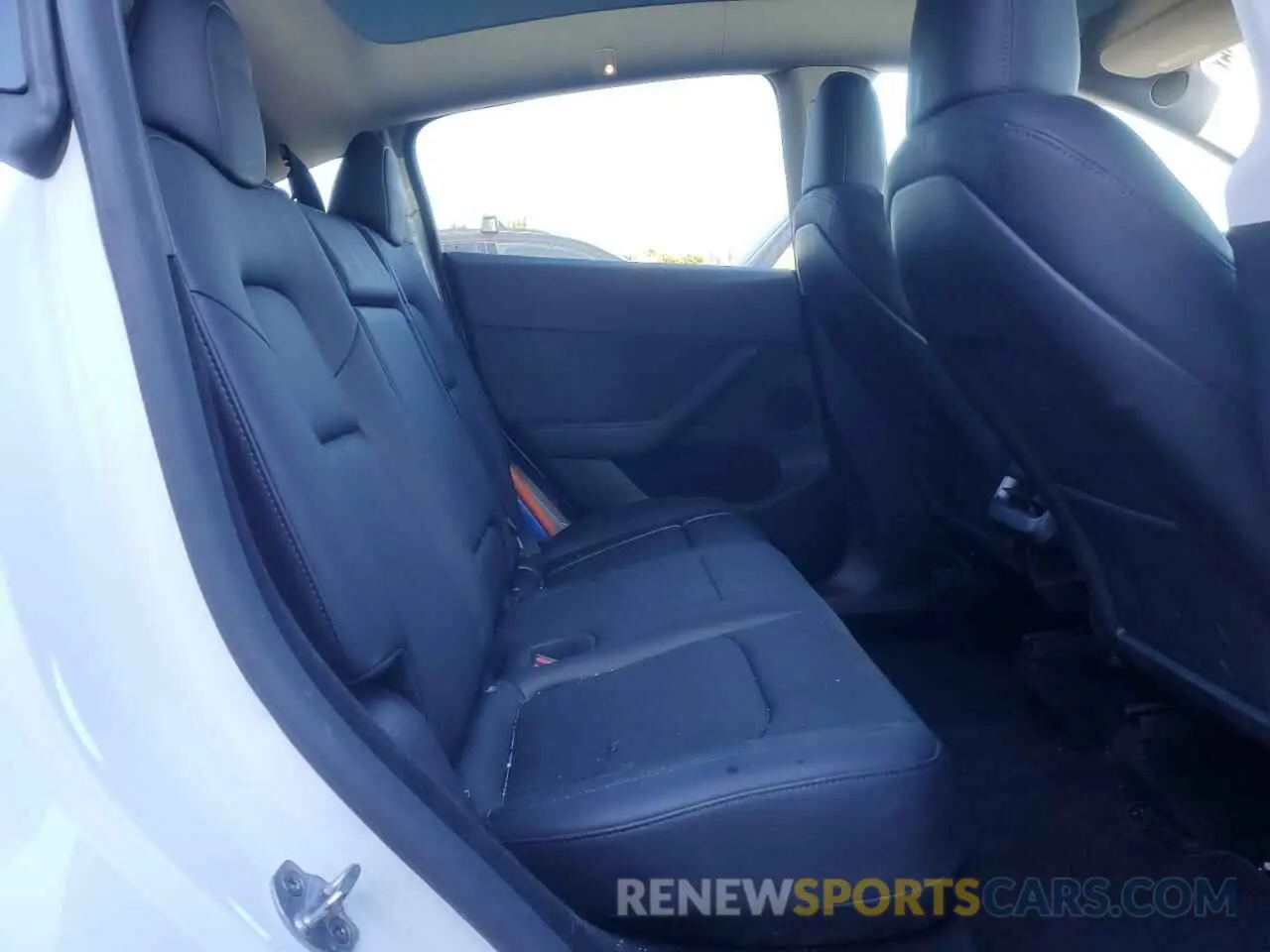 10 Photograph of a damaged car 7SAYGDEFXRF117959 TESLA MODEL Y 2024