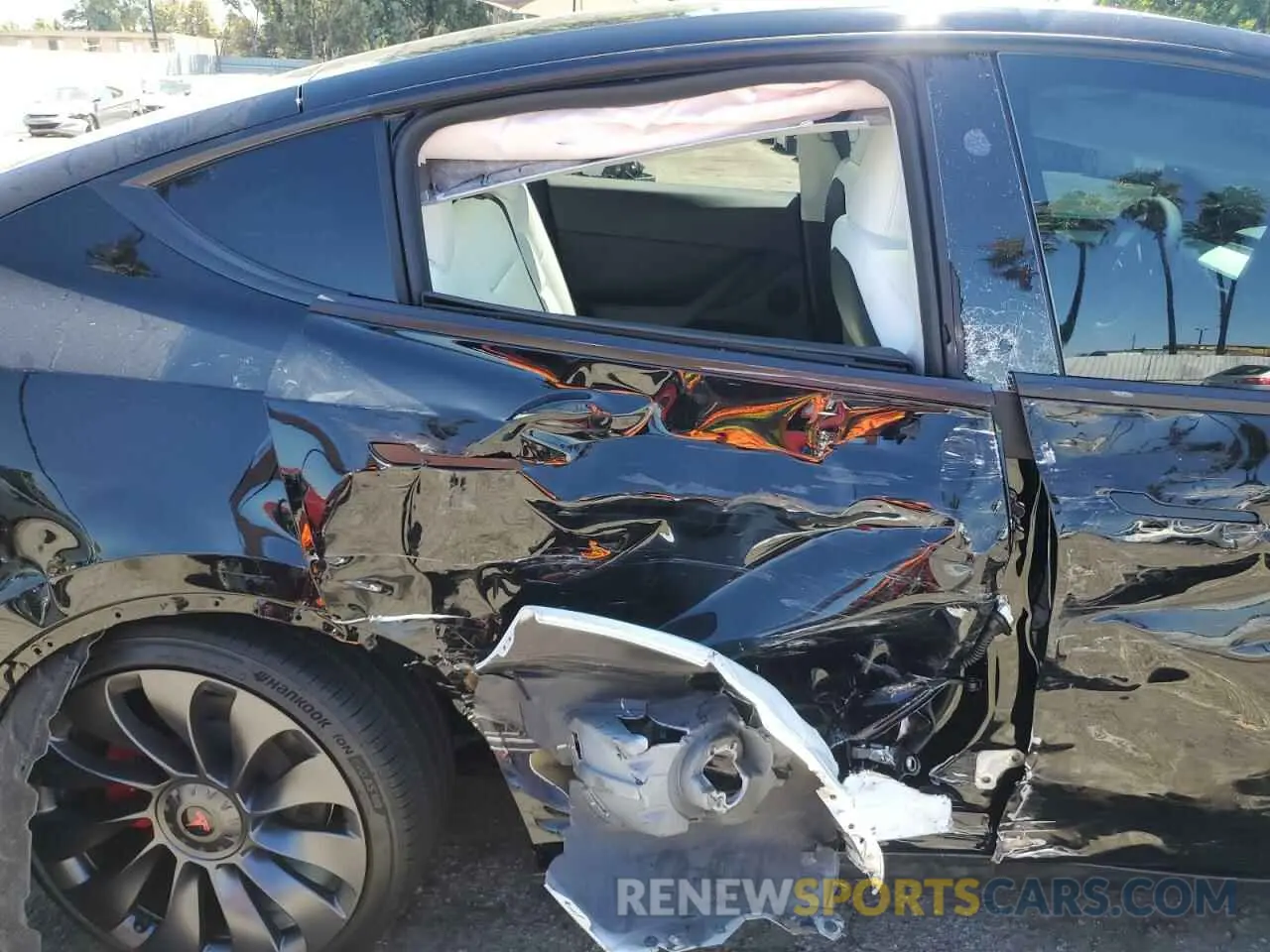 10 Photograph of a damaged car 7SAYGDEFXRF128976 TESLA MODEL Y 2024