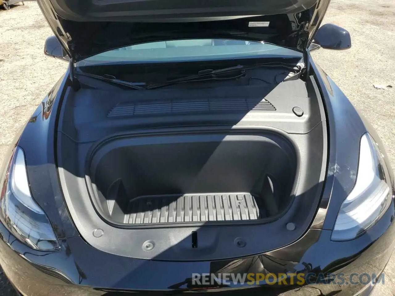 11 Photograph of a damaged car 7SAYGDEFXRF128976 TESLA MODEL Y 2024