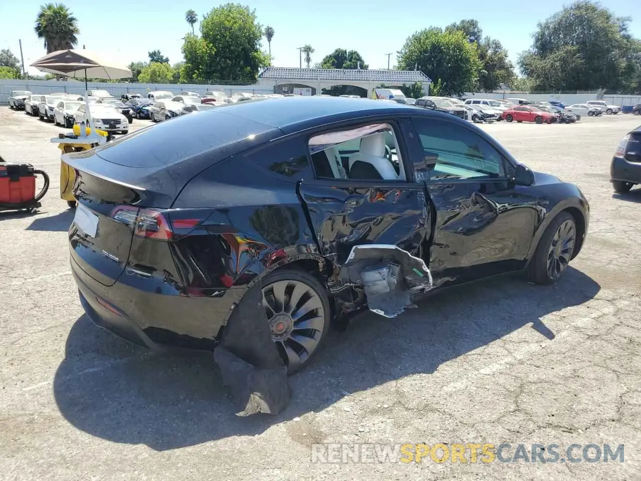 3 Photograph of a damaged car 7SAYGDEFXRF128976 TESLA MODEL Y 2024