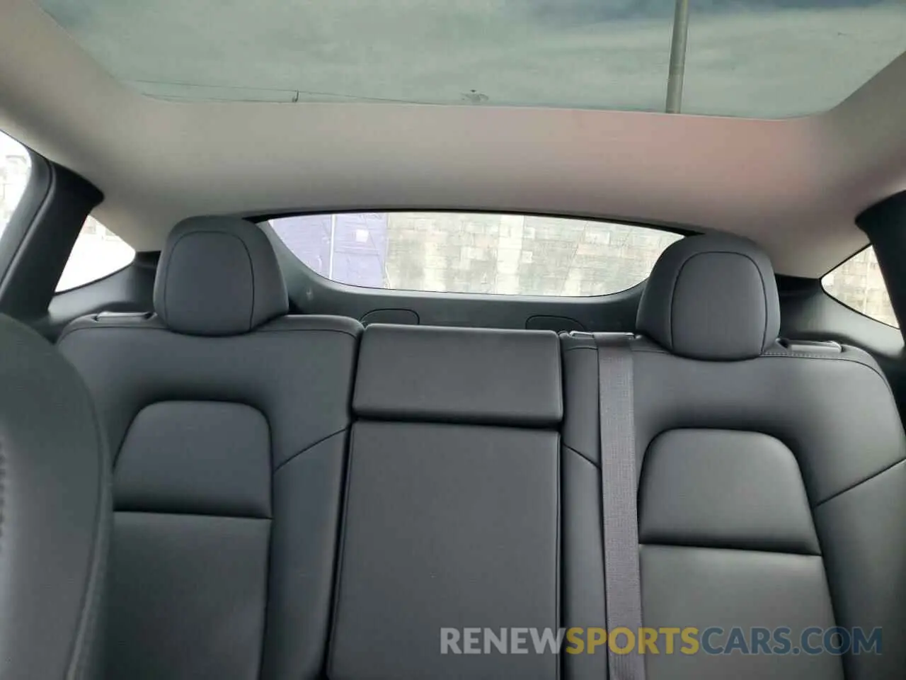 10 Photograph of a damaged car 7SAYGDEFXRF152002 TESLA MODEL Y 2024