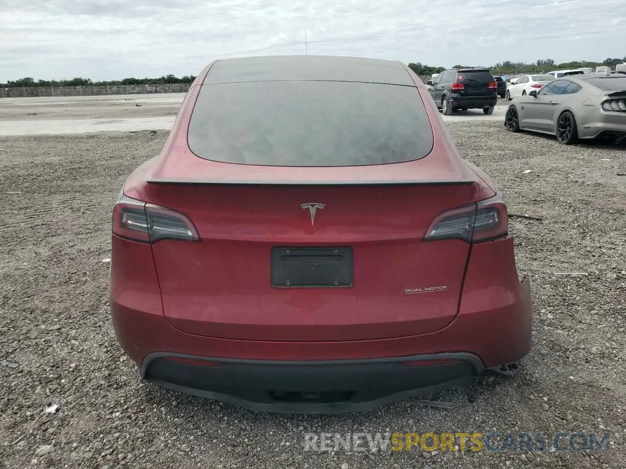 6 Photograph of a damaged car 7SAYGDEFXRF152002 TESLA MODEL Y 2024