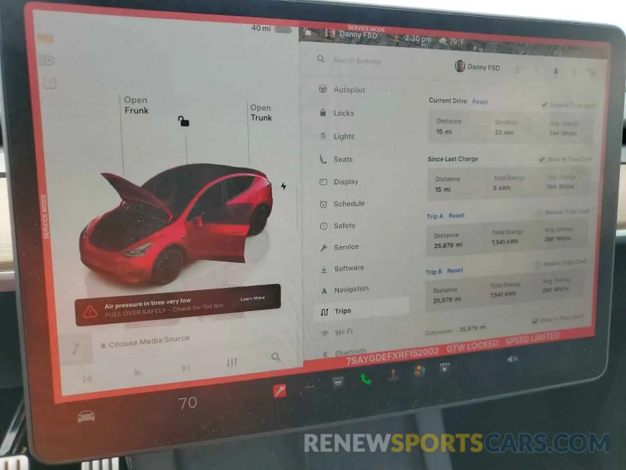 9 Photograph of a damaged car 7SAYGDEFXRF152002 TESLA MODEL Y 2024
