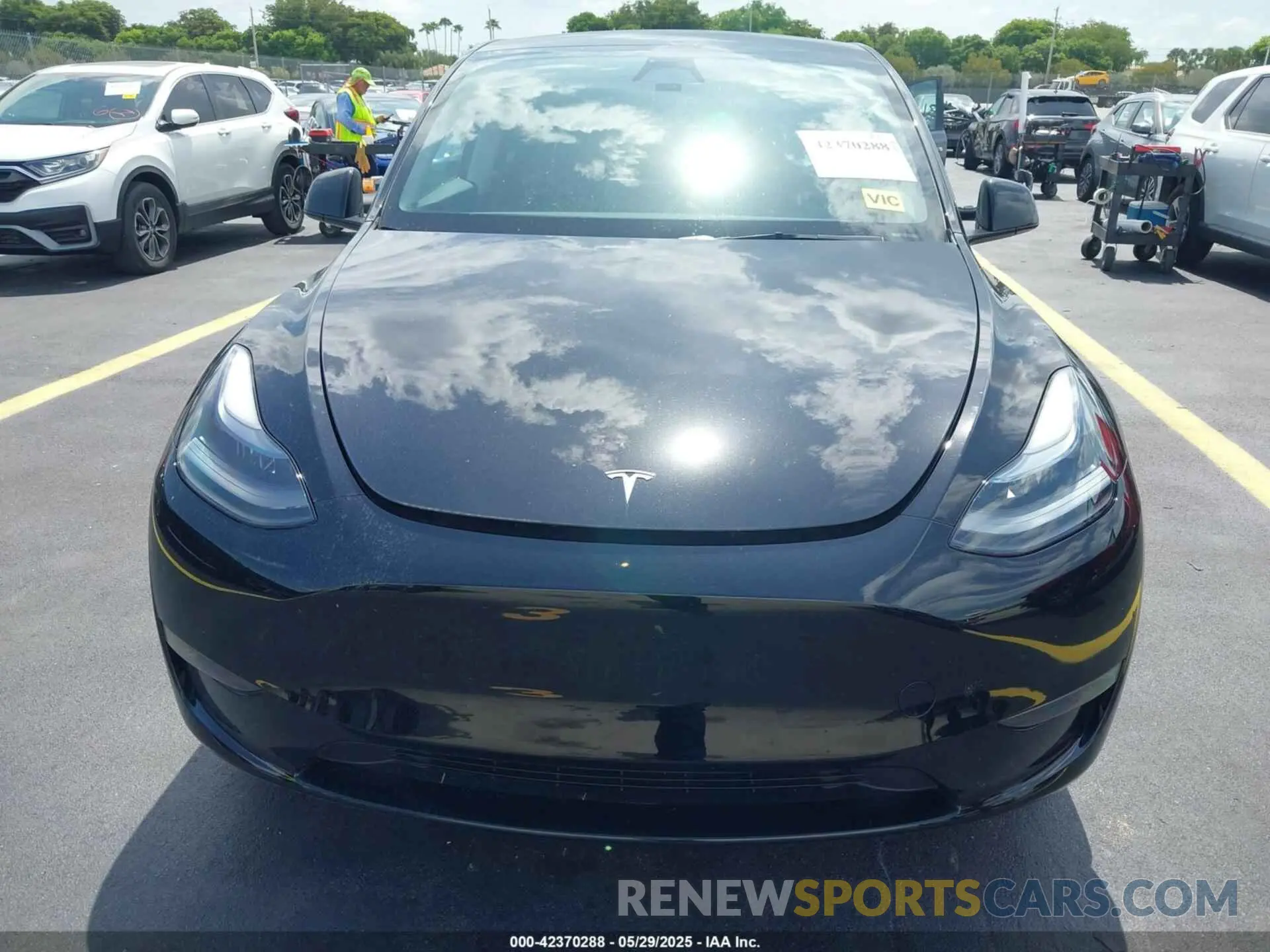 11 Photograph of a damaged car 7SAYGAEE1SF285937 TESLA MODEL Y 2025