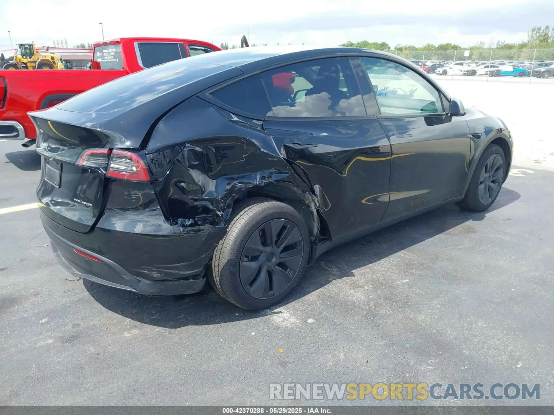 4 Photograph of a damaged car 7SAYGAEE1SF285937 TESLA MODEL Y 2025
