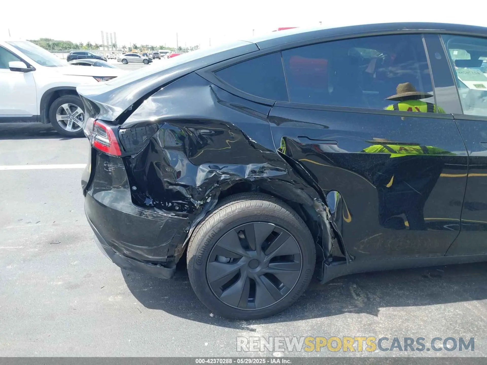 6 Photograph of a damaged car 7SAYGAEE1SF285937 TESLA MODEL Y 2025