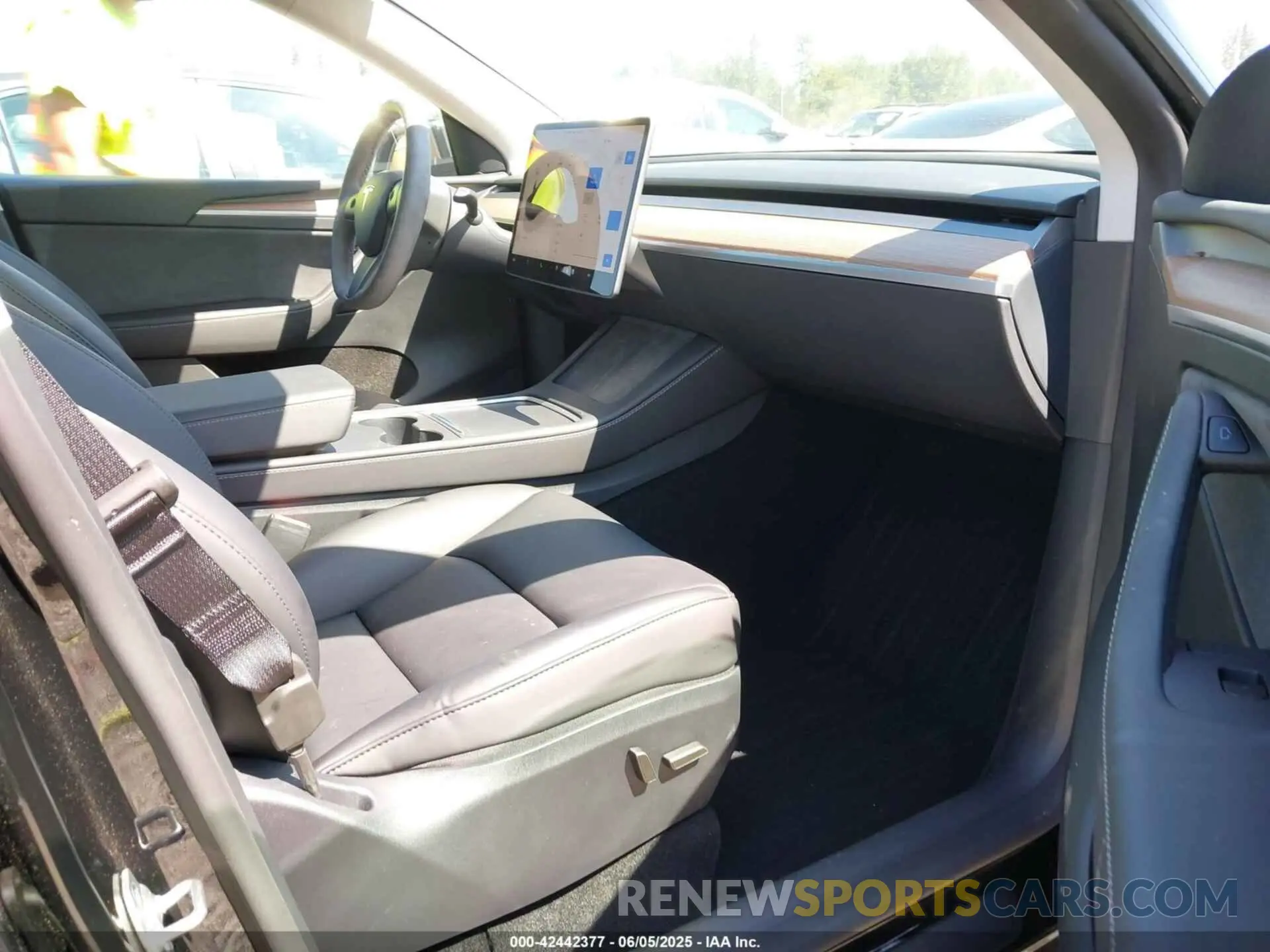 5 Photograph of a damaged car 7SAYGAEE2SF226962 TESLA MODEL Y 2025